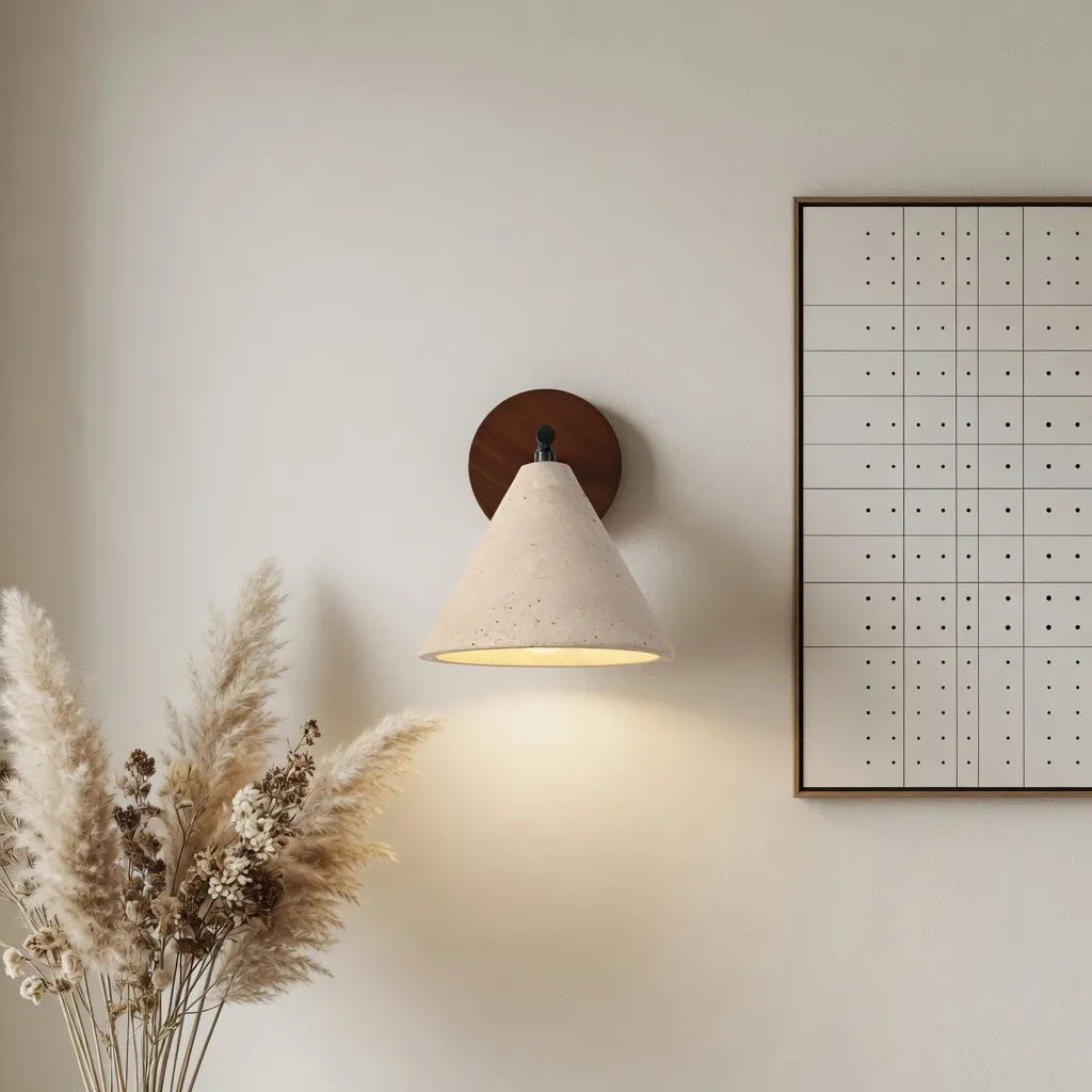 Wandleuchte mit kegelförmigem Travertinschirm und Holzrückplatte, modernes Lichtdesign