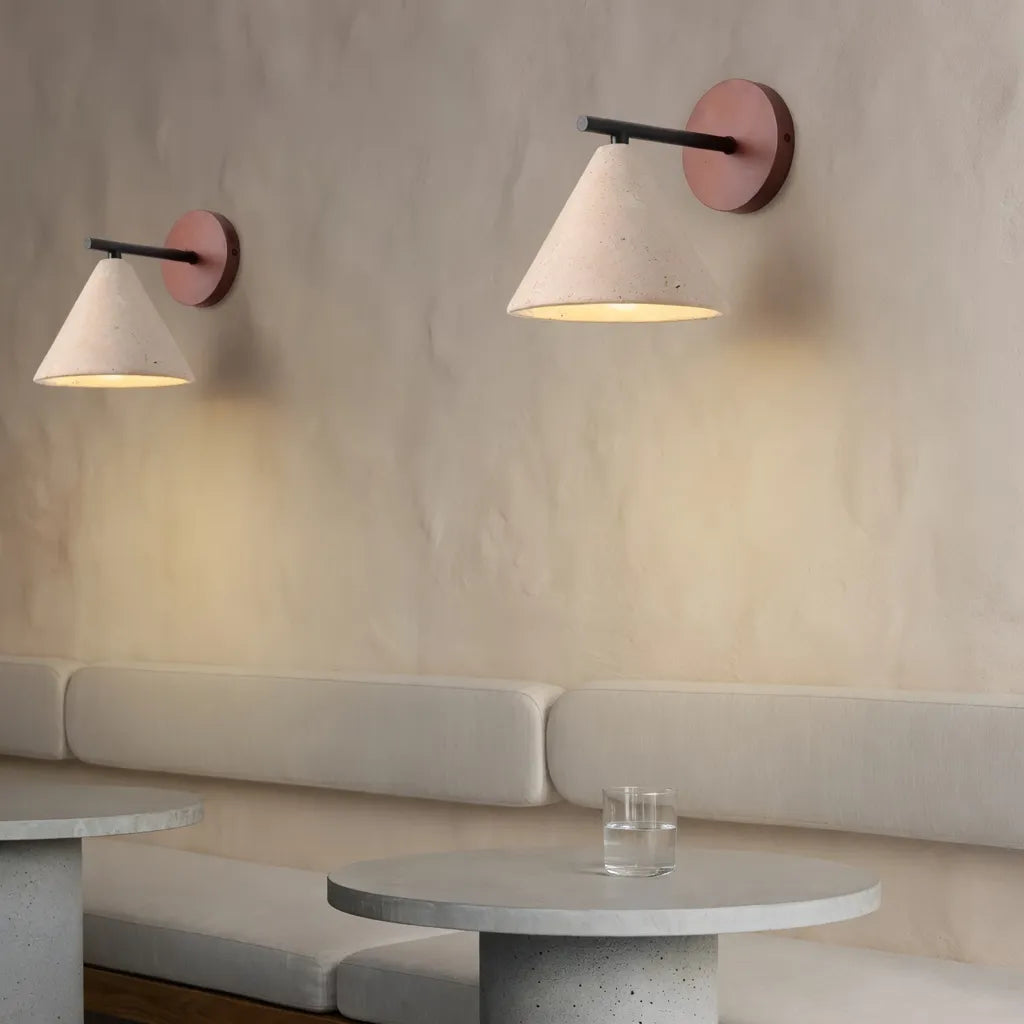 Wandleuchte mit kegelförmigem Travertinschirm und Holzrückplatte, modernes Lichtdesign