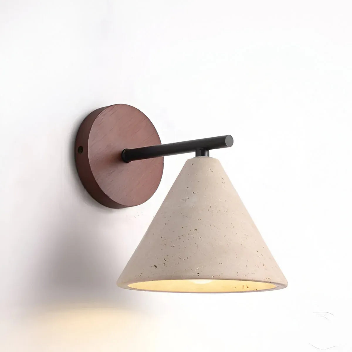 Applique con diffusore conico in travertino e piastra posteriore in legno, dal design moderno