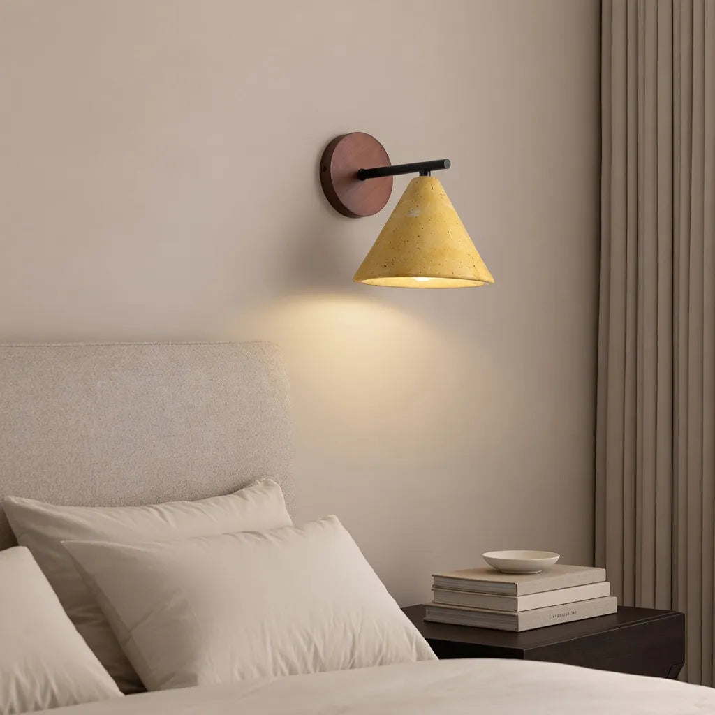 Wandleuchte mit kegelförmigem Travertinschirm und Holzrückplatte, modernes Lichtdesign