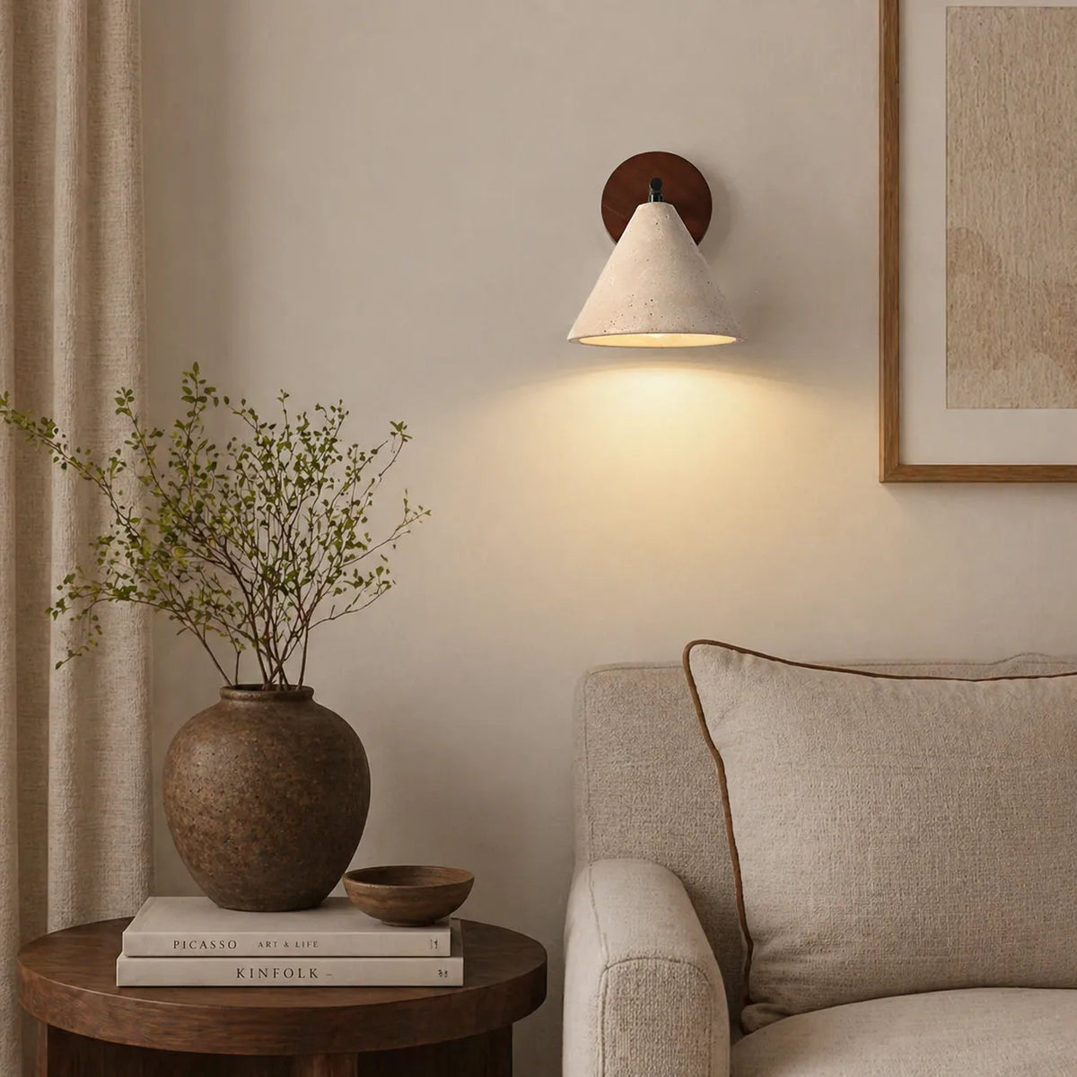 Wandleuchte mit kegelförmigem Travertinschirm und Holzrückplatte, modernes Lichtdesign