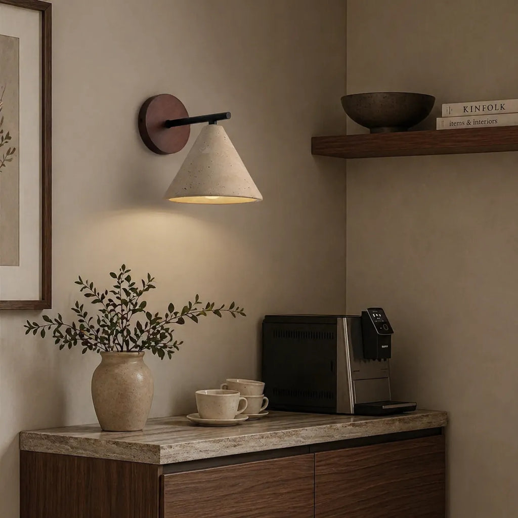 Wandleuchte mit kegelförmigem Travertinschirm und Holzrückplatte, modernes Lichtdesign