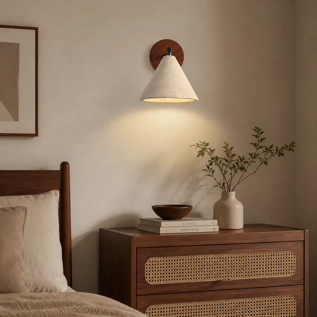 Wandleuchte mit kegelförmigem Travertinschirm und Holzrückplatte, modernes Lichtdesign