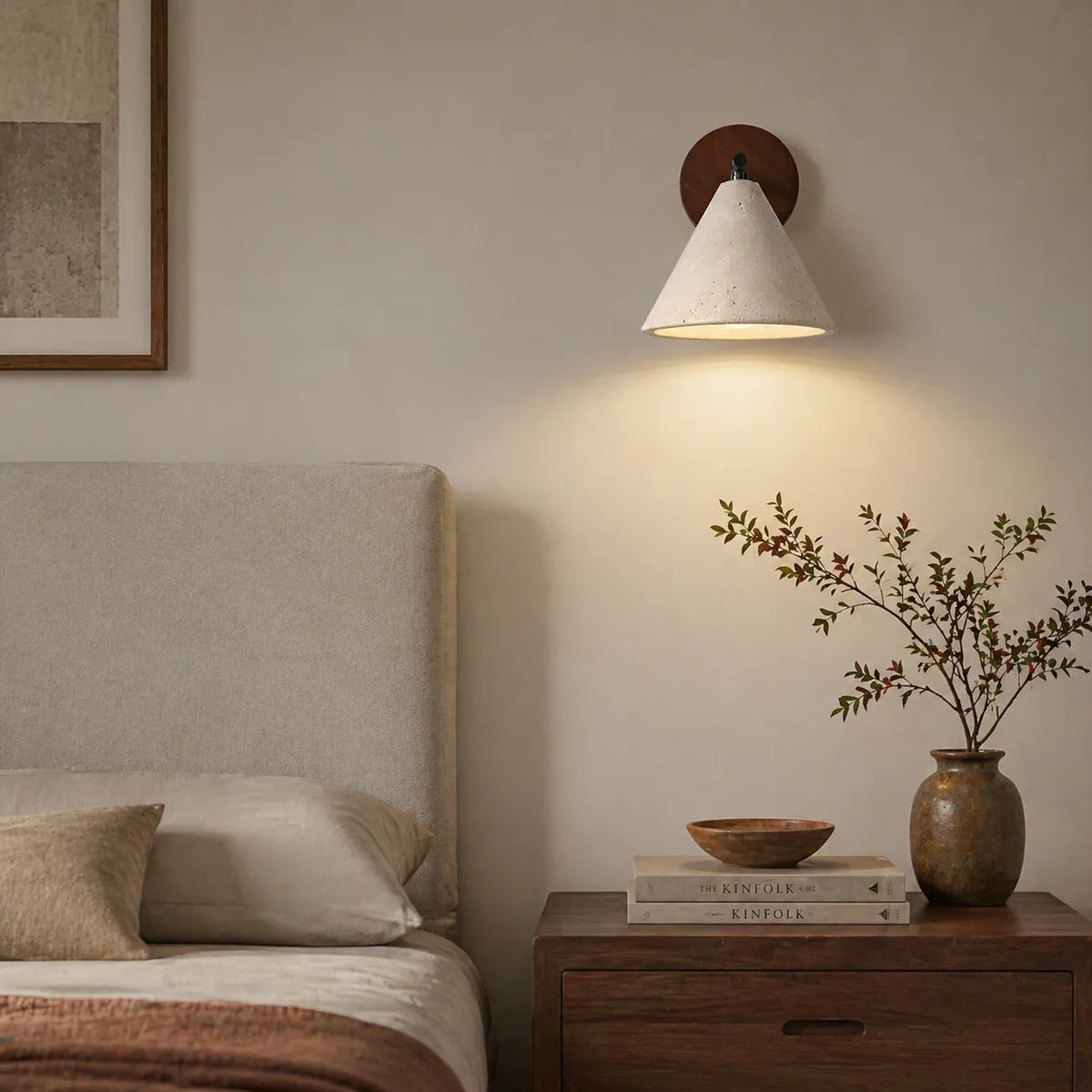 Applique con diffusore conico in travertino e piastra posteriore in legno, dal design moderno