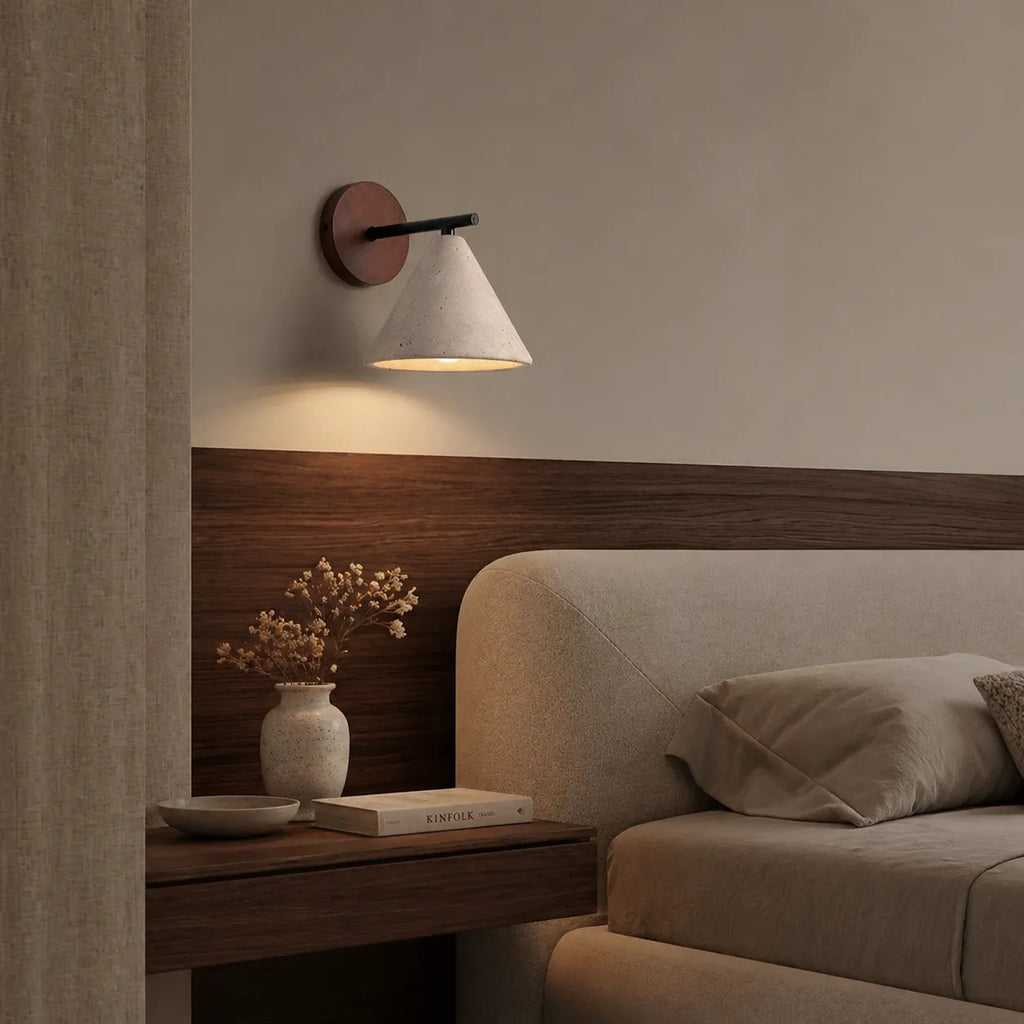 Wandleuchte mit kegelförmigem Travertinschirm und Holzrückplatte, modernes Lichtdesign