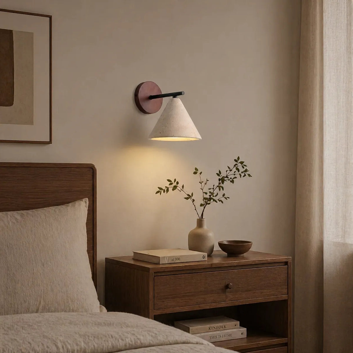Applique con diffusore conico in travertino e piastra posteriore in legno, dal design moderno