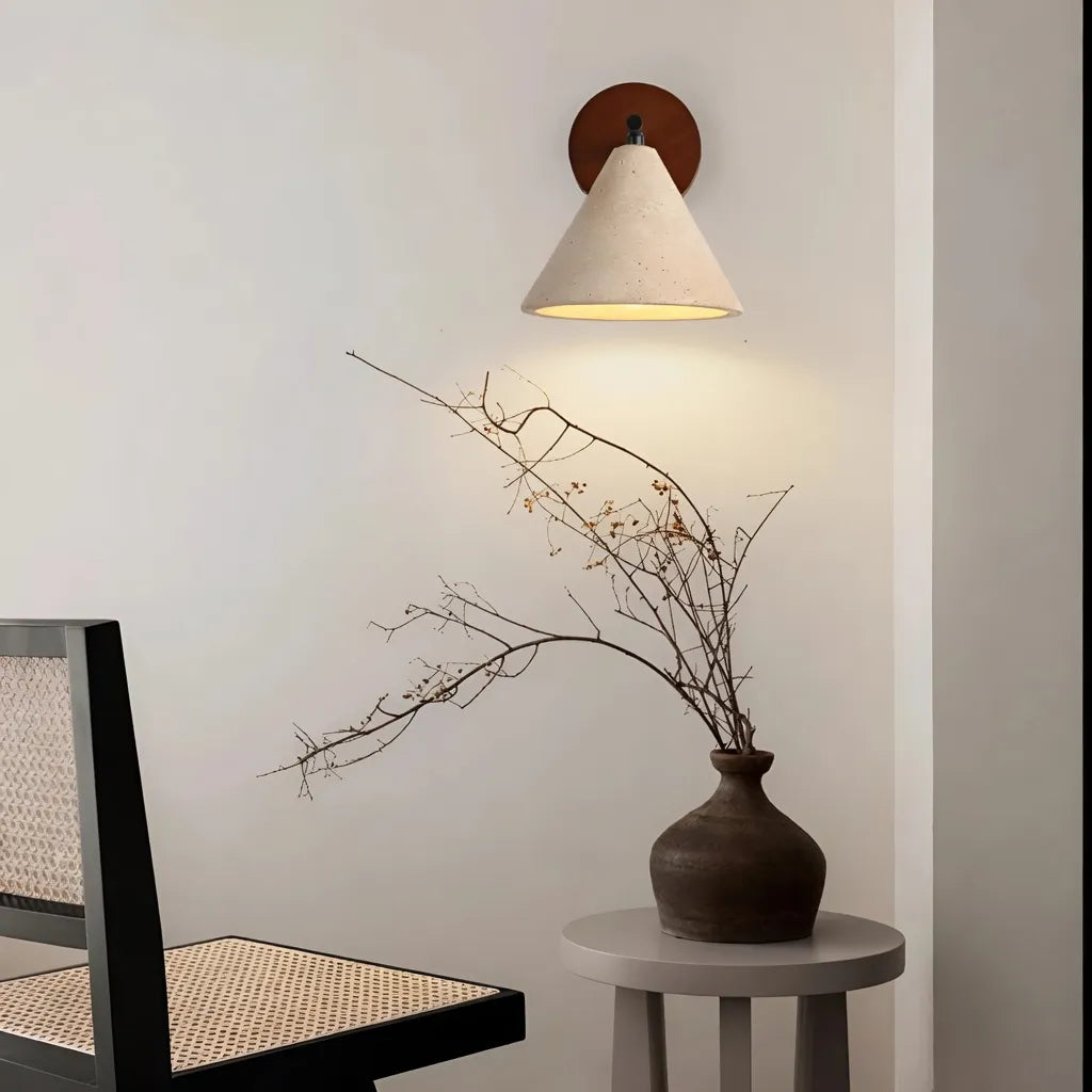 Wandleuchte mit kegelförmigem Travertinschirm und Holzrückplatte, modernes Lichtdesign