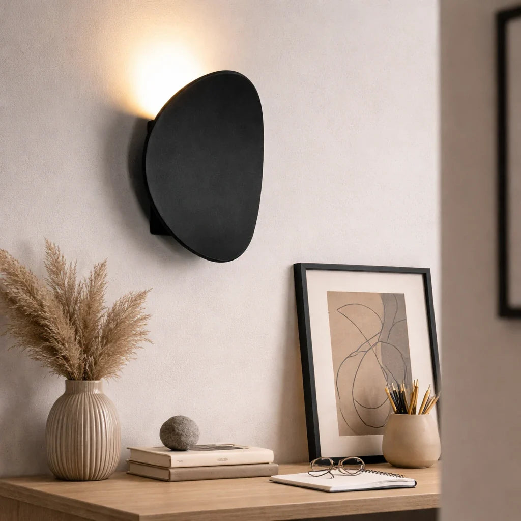 Wandleuchten für den Wohnbereich mit geschwungenem, modernem LED-Design und warmem Licht