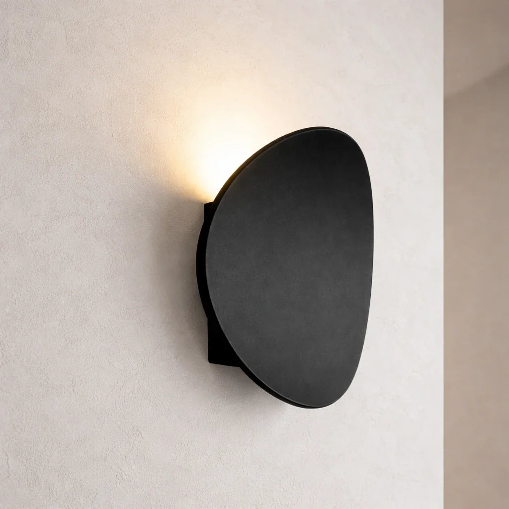 Wandleuchten für den Wohnbereich mit geschwungenem, modernem LED-Design und warmem Licht