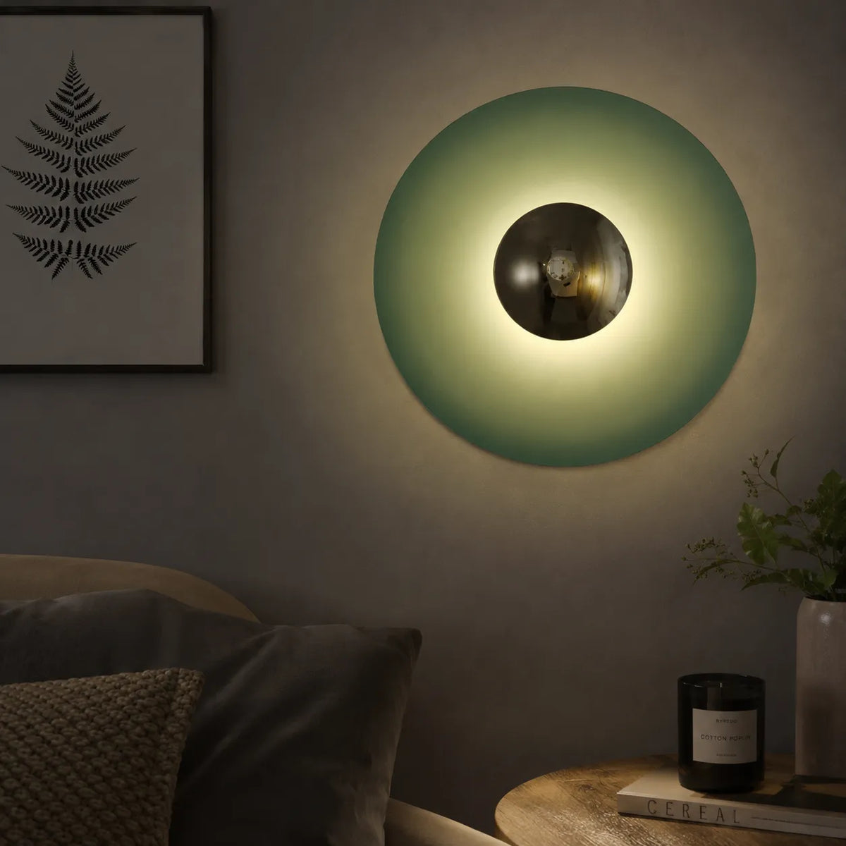Wandleuchte mit rundem Metallschirm und integriertem warmweißem LED-Licht