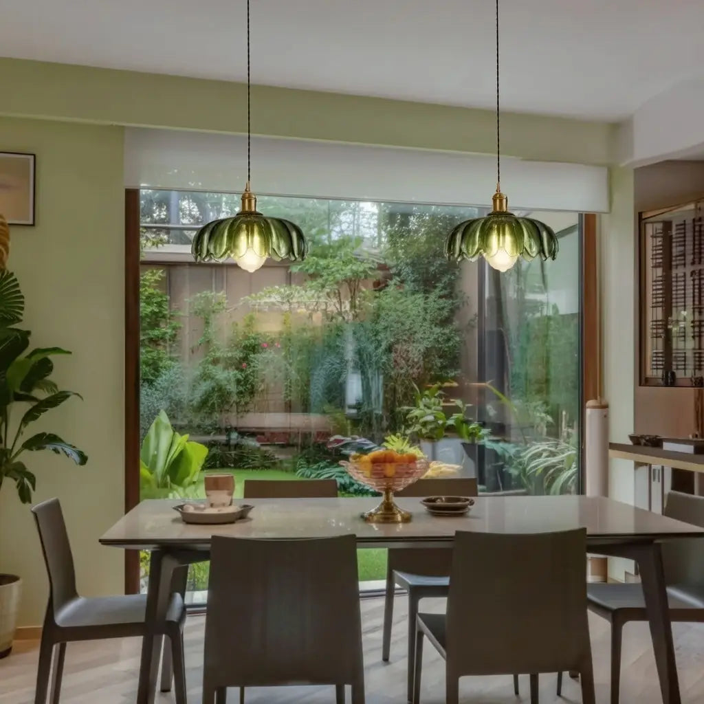 Pendelleuchte mit geriffeltem Glasschirm und Messingfassung für Esszimmer und Kücheninsel