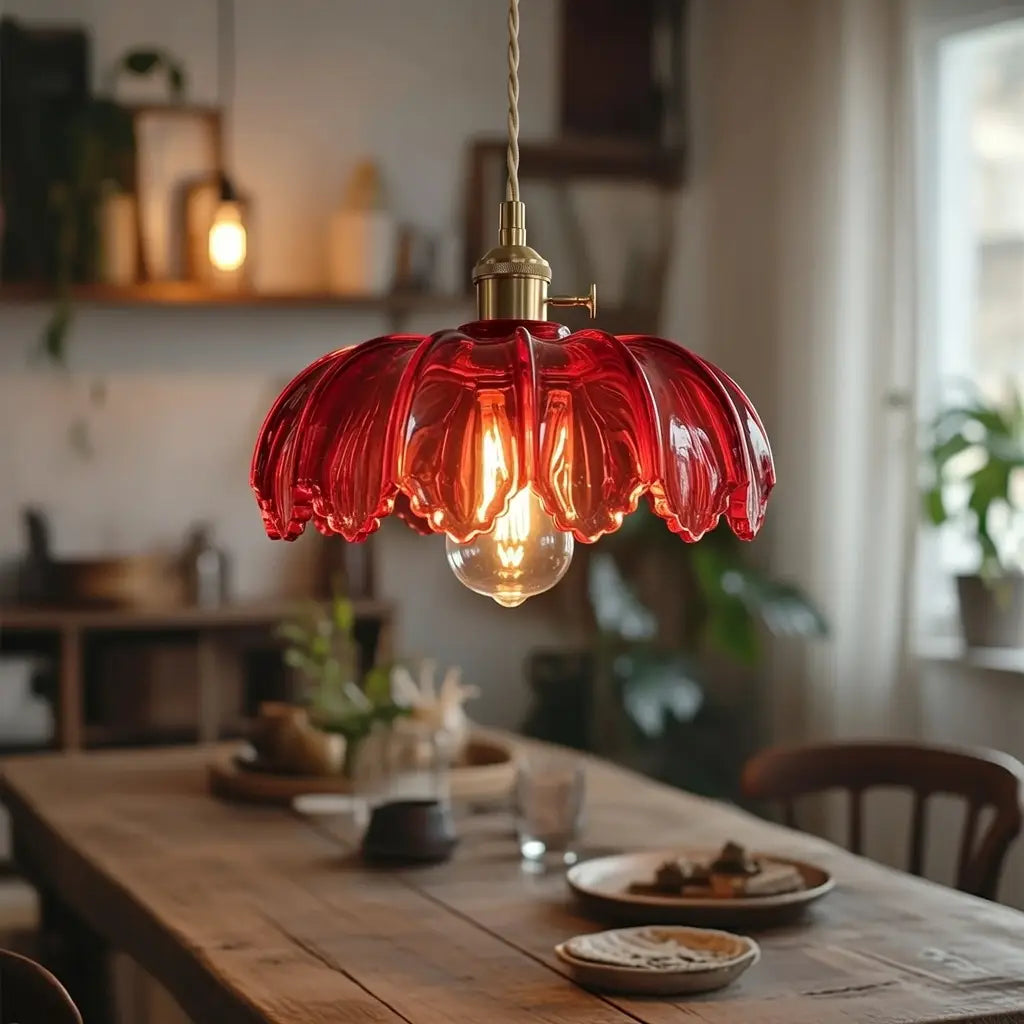 Pendelleuchte mit geriffeltem Glasschirm und Messingfassung für Esszimmer und Kücheninsel