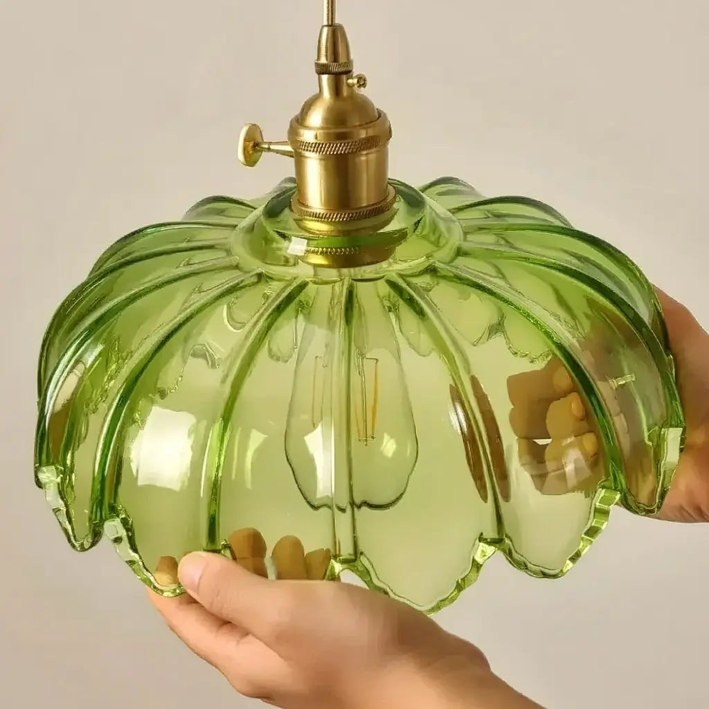 Pendelleuchte mit geriffeltem Glasschirm und Messingfassung für Esszimmer und Kücheninsel