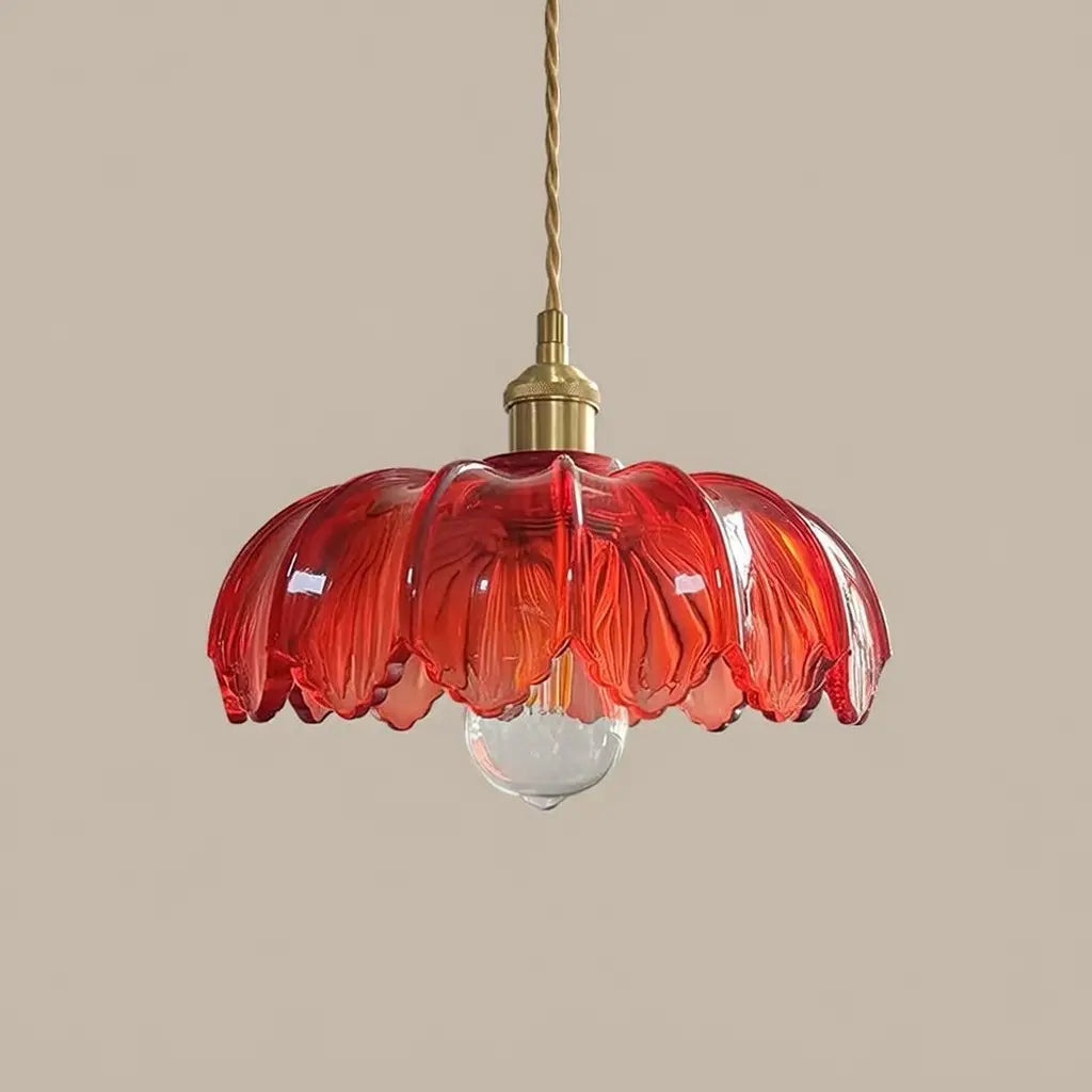 Pendelleuchte mit geriffeltem Glasschirm und Messingfassung für Esszimmer und Kücheninsel