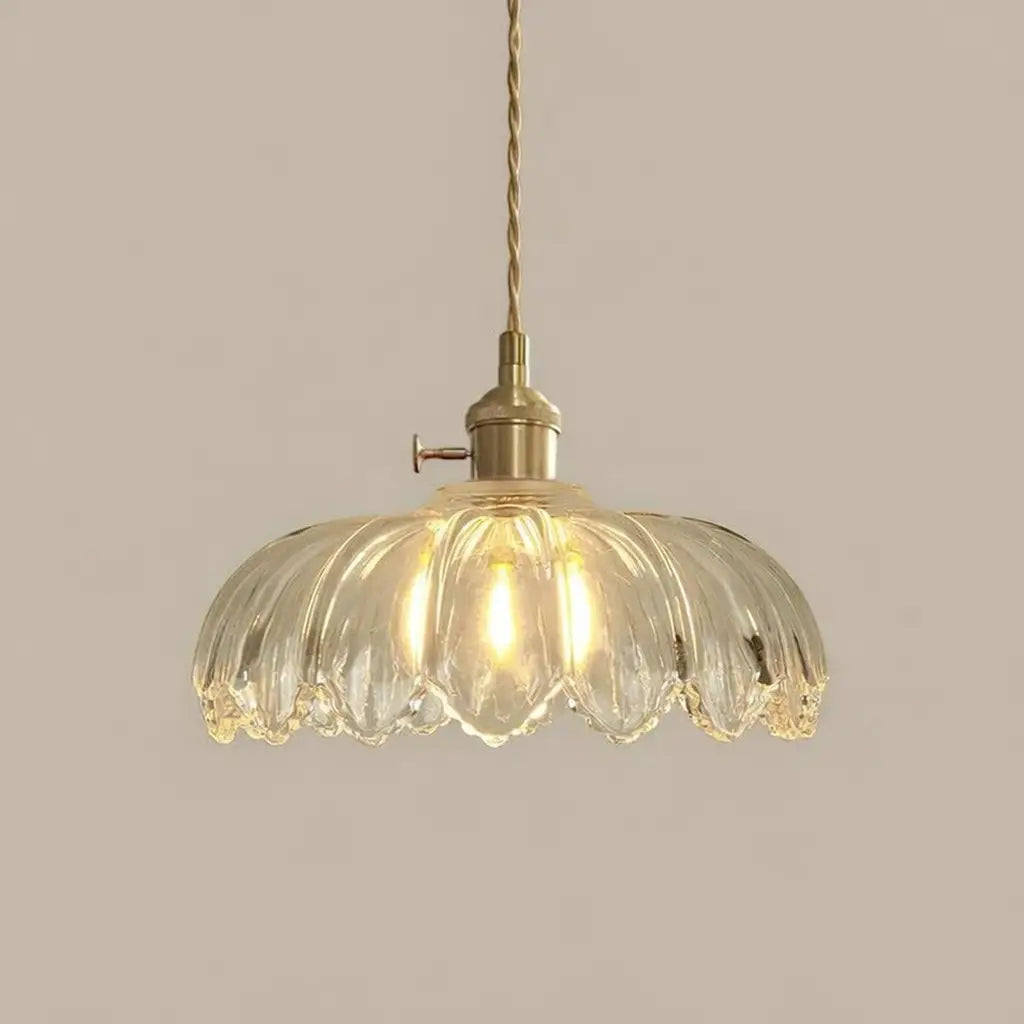 Pendelleuchte mit geriffeltem Glasschirm und Messingfassung für Esszimmer und Kücheninsel