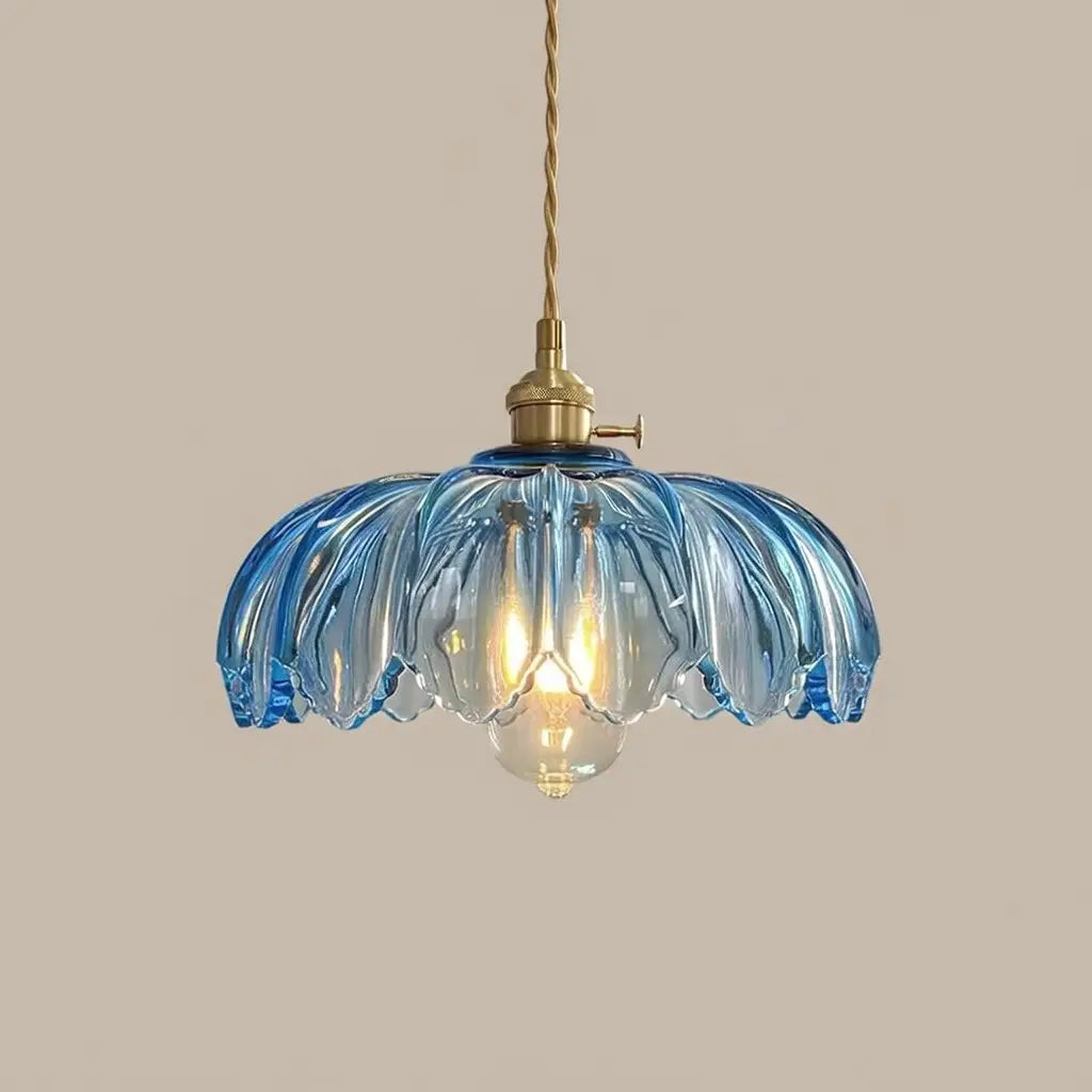 Pendelleuchte mit geriffeltem Glasschirm und Messingfassung für Esszimmer und Kücheninsel