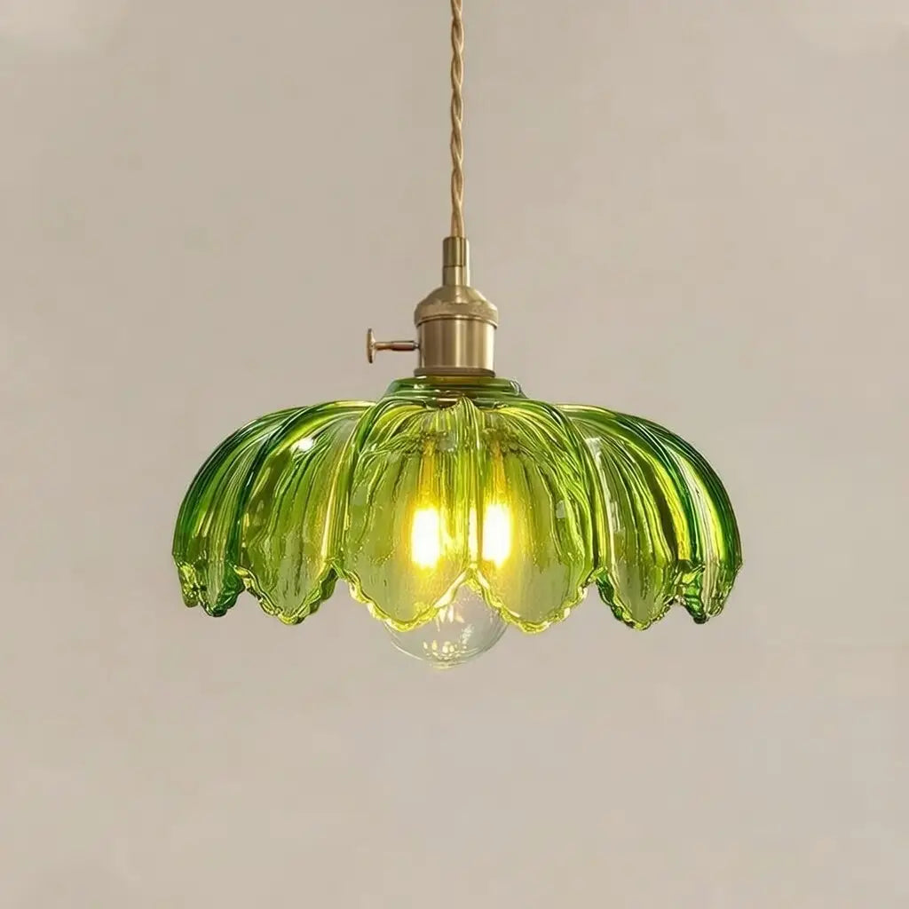 Pendelleuchte mit geriffeltem Glasschirm und Messingfassung für Esszimmer und Kücheninsel