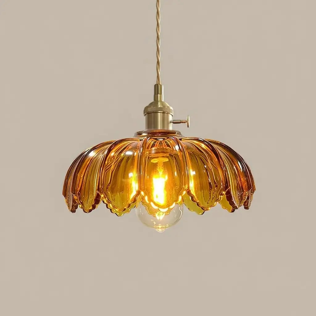 Pendelleuchte mit geriffeltem Glasschirm und Messingfassung für Esszimmer und Kücheninsel