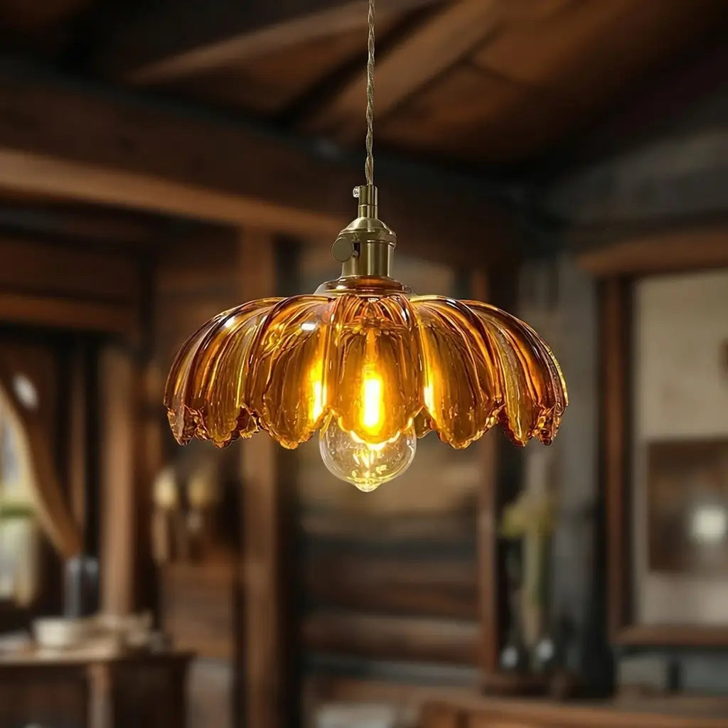 Pendelleuchte mit geriffeltem Glasschirm und Messingfassung für Esszimmer und Kücheninsel