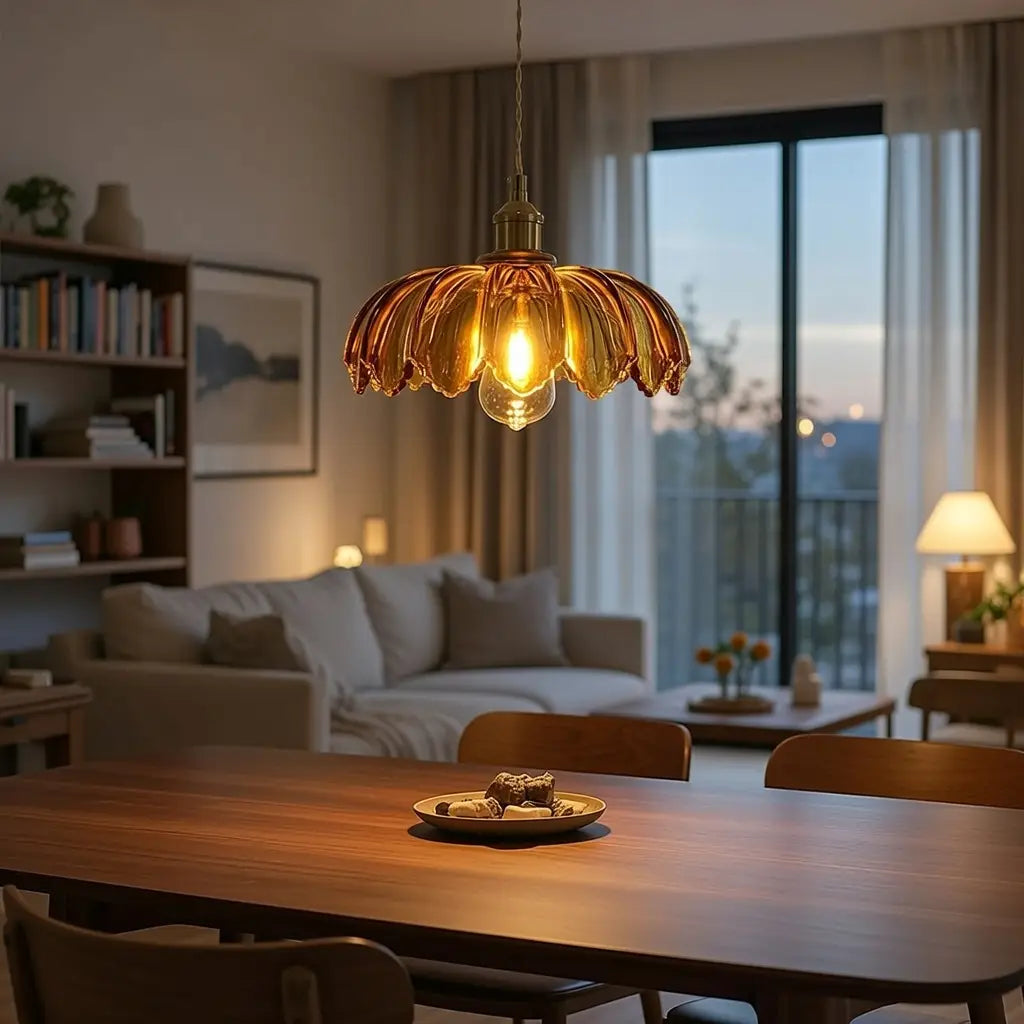 Pendelleuchte mit geriffeltem Glasschirm und Messingfassung für Esszimmer und Kücheninsel