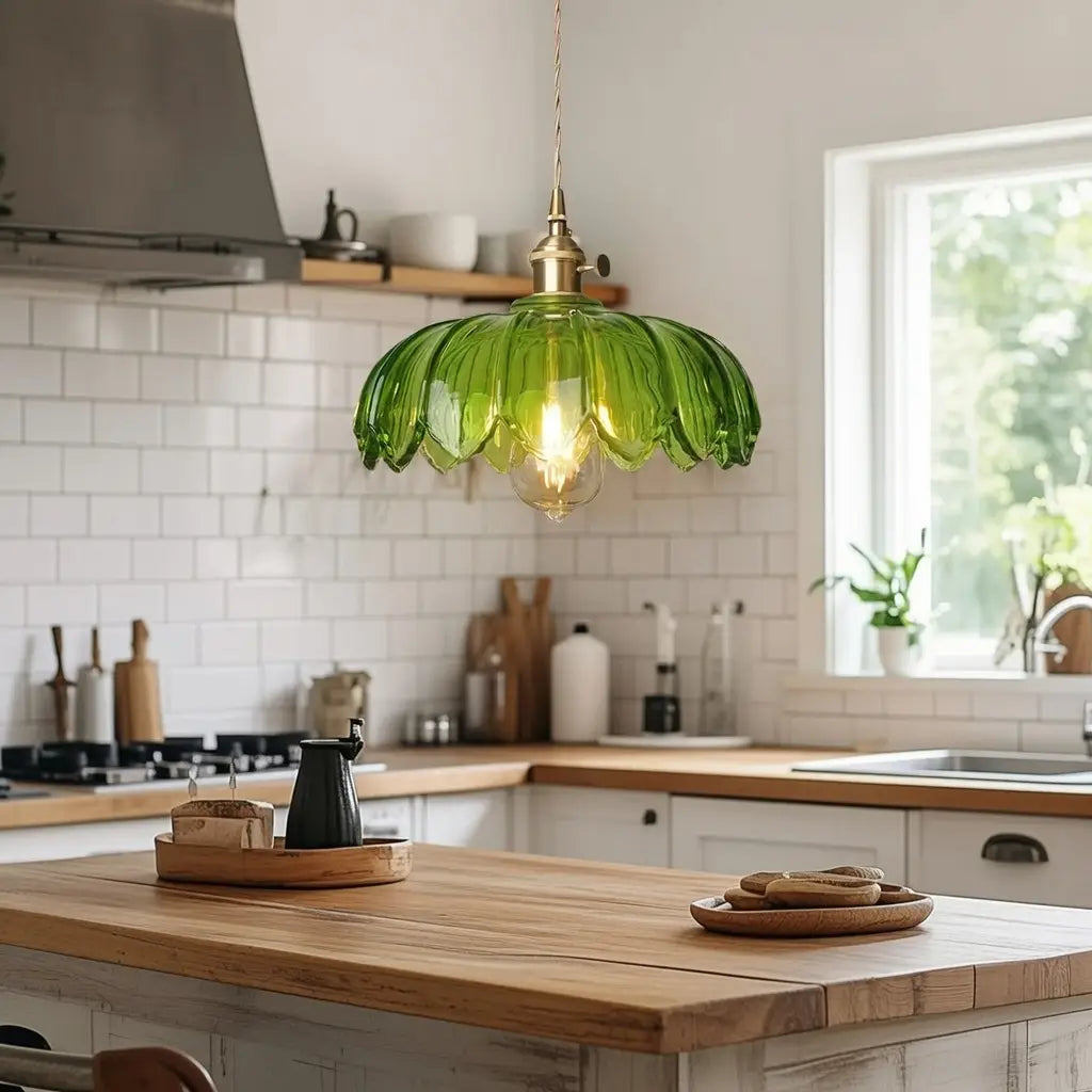 Pendelleuchte mit geriffeltem Glasschirm und Messingfassung für Esszimmer und Kücheninsel