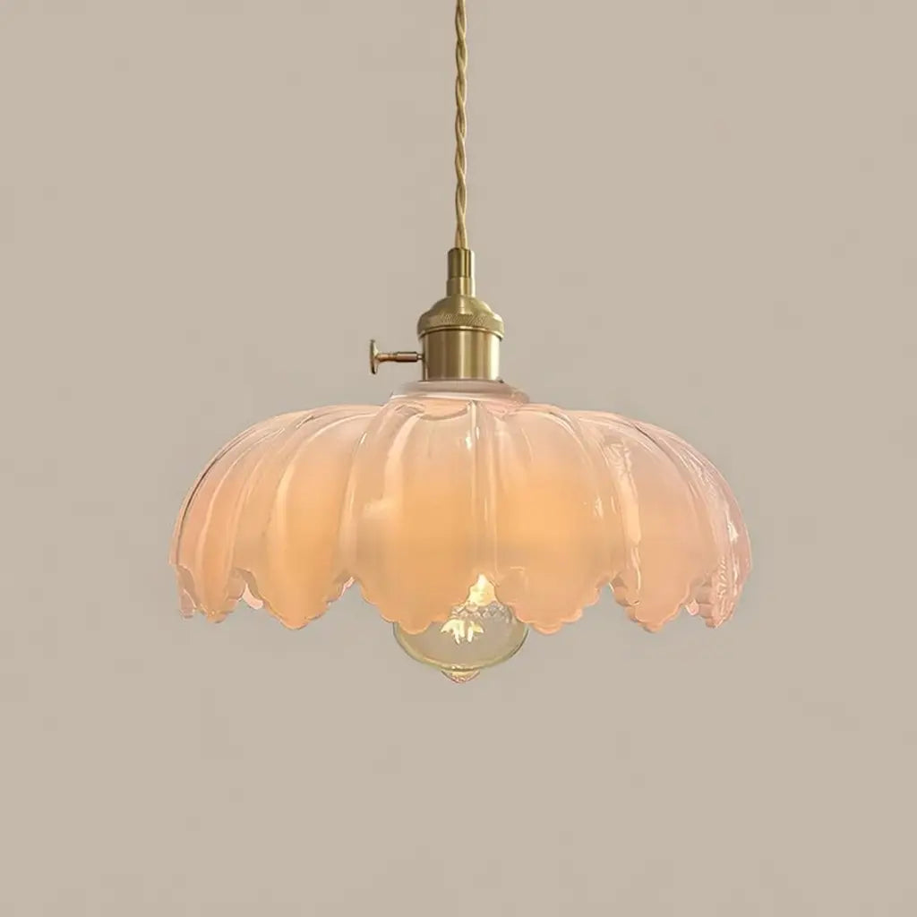 Pendelleuchte mit geriffeltem Glasschirm und Messingfassung für Esszimmer und Kücheninsel
