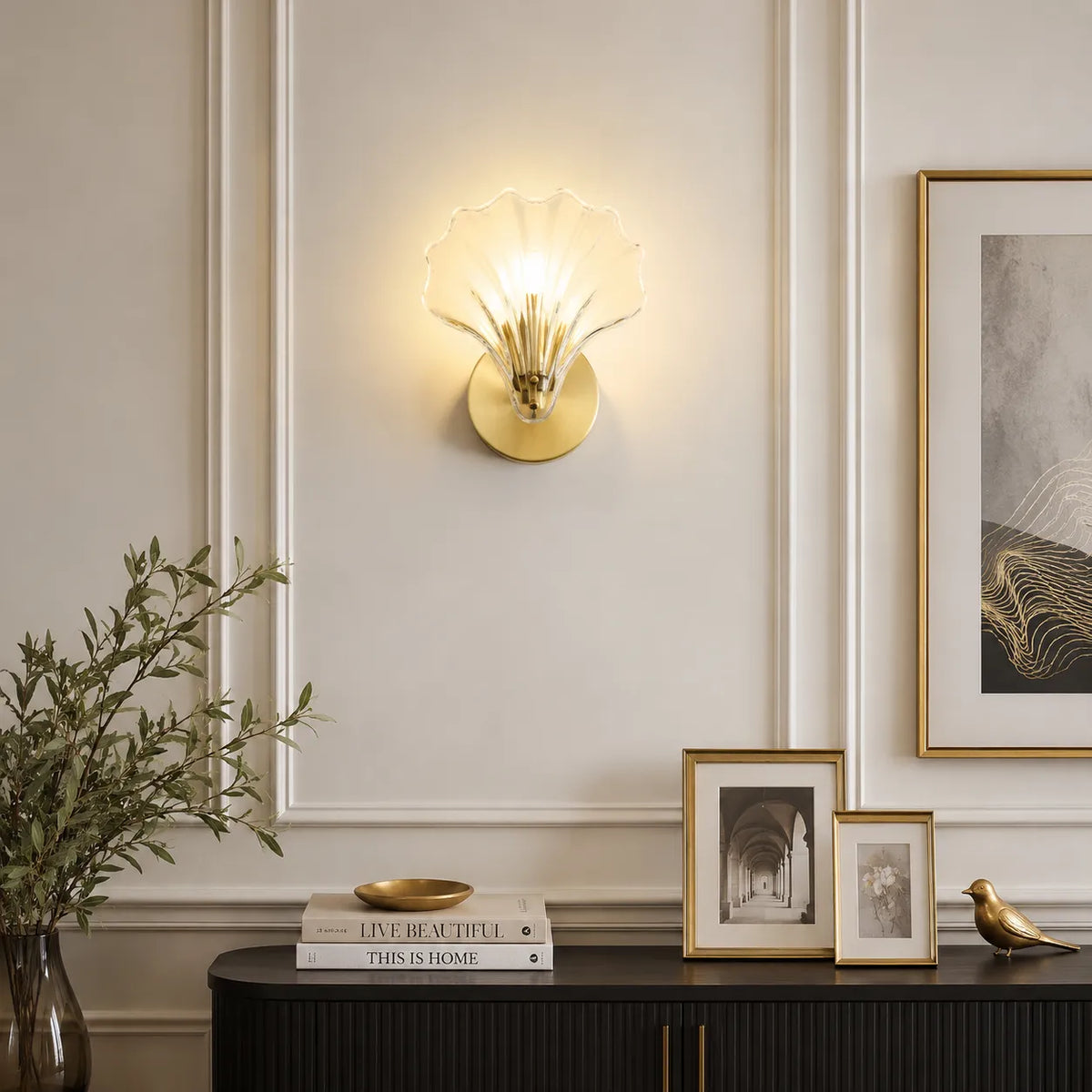 Lámparas de pared para sala de estar con vidrio de concha marina y detalle de latón, aplique moderno