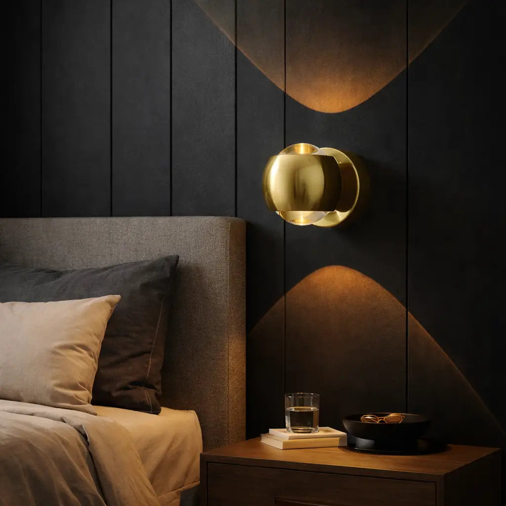 Wandleuchte mit Sanduhrdesign aus Kristallglas und Lichtprojektion nach oben und unten