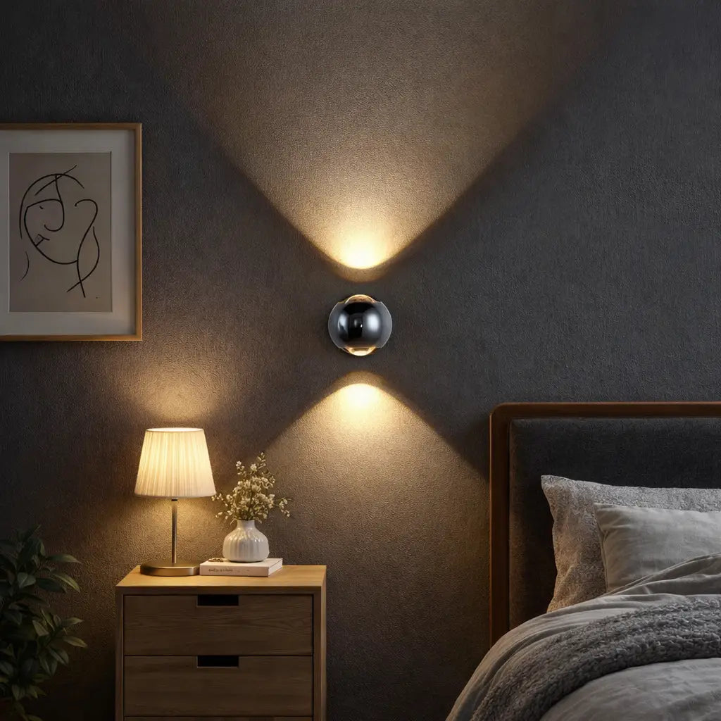 Wandleuchte mit Sanduhrdesign aus Kristallglas und Lichtprojektion nach oben und unten