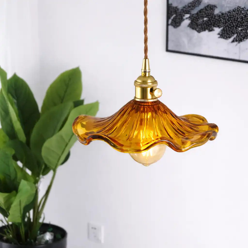 Lampada a sospensione in vetro dal design floreale moderno e con altezza regolabile