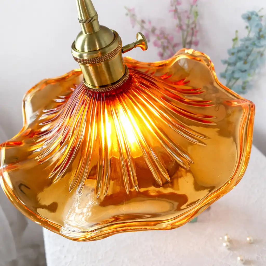 Lampada a sospensione in vetro dal design floreale moderno e con altezza regolabile