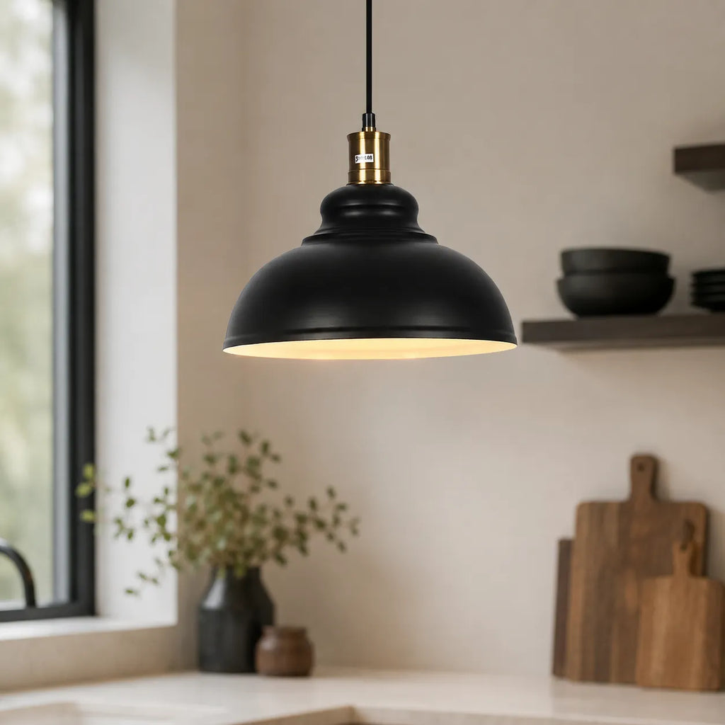 Lámpara colgante con pantalla de cúpula de metal negro y detalles de latón