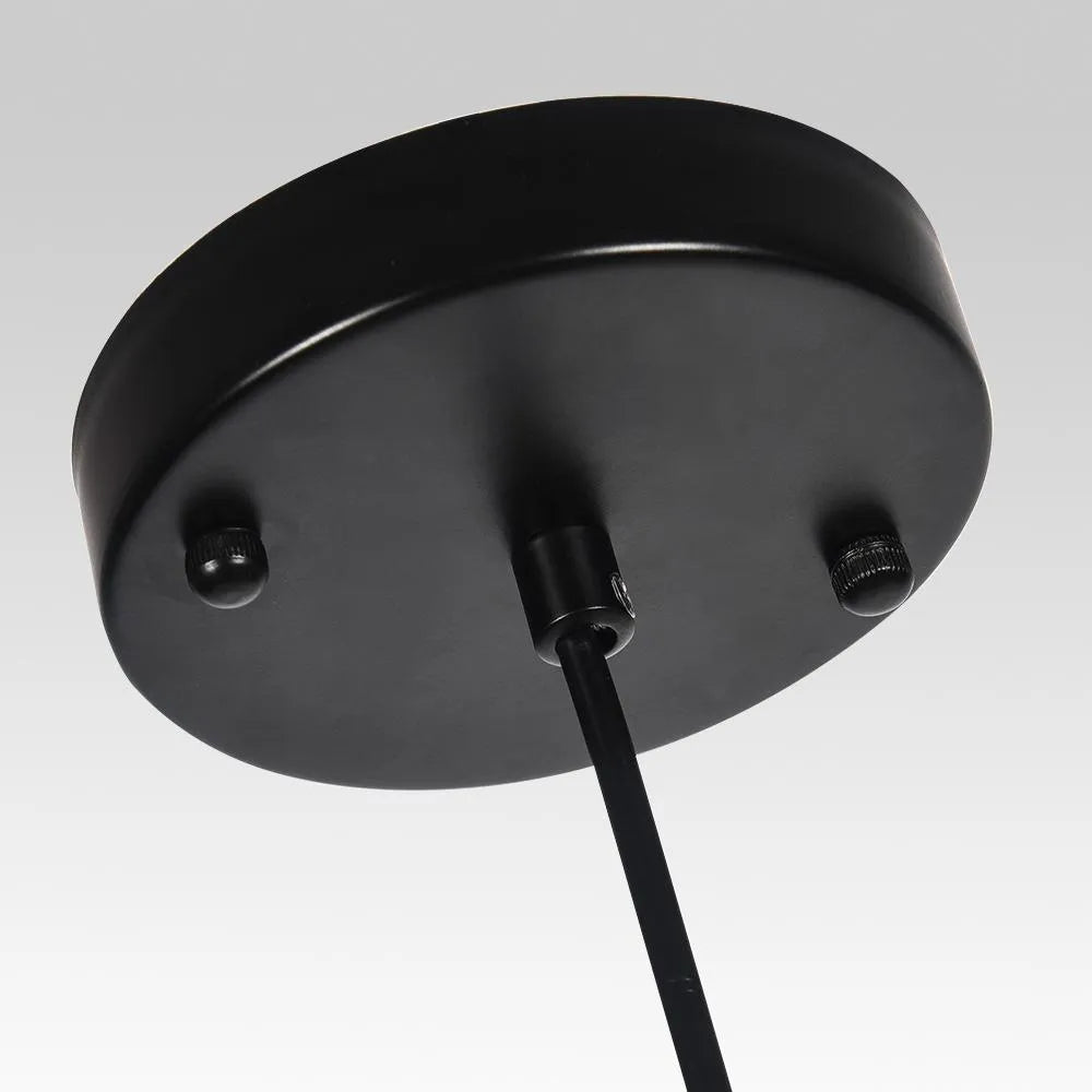 Lámpara colgante con pantalla de cúpula de metal negro y detalles de latón