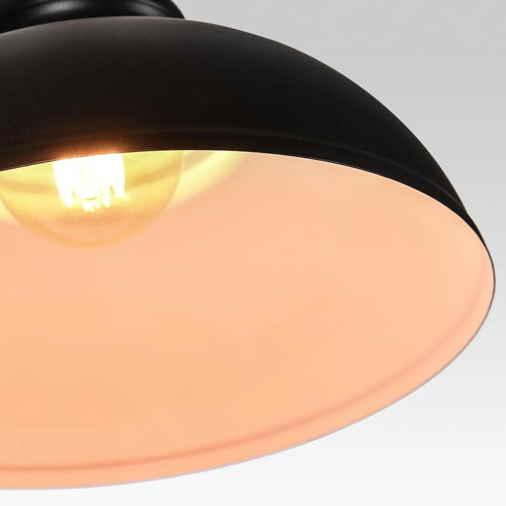 Lámpara colgante con pantalla de cúpula de metal negro y detalles de latón