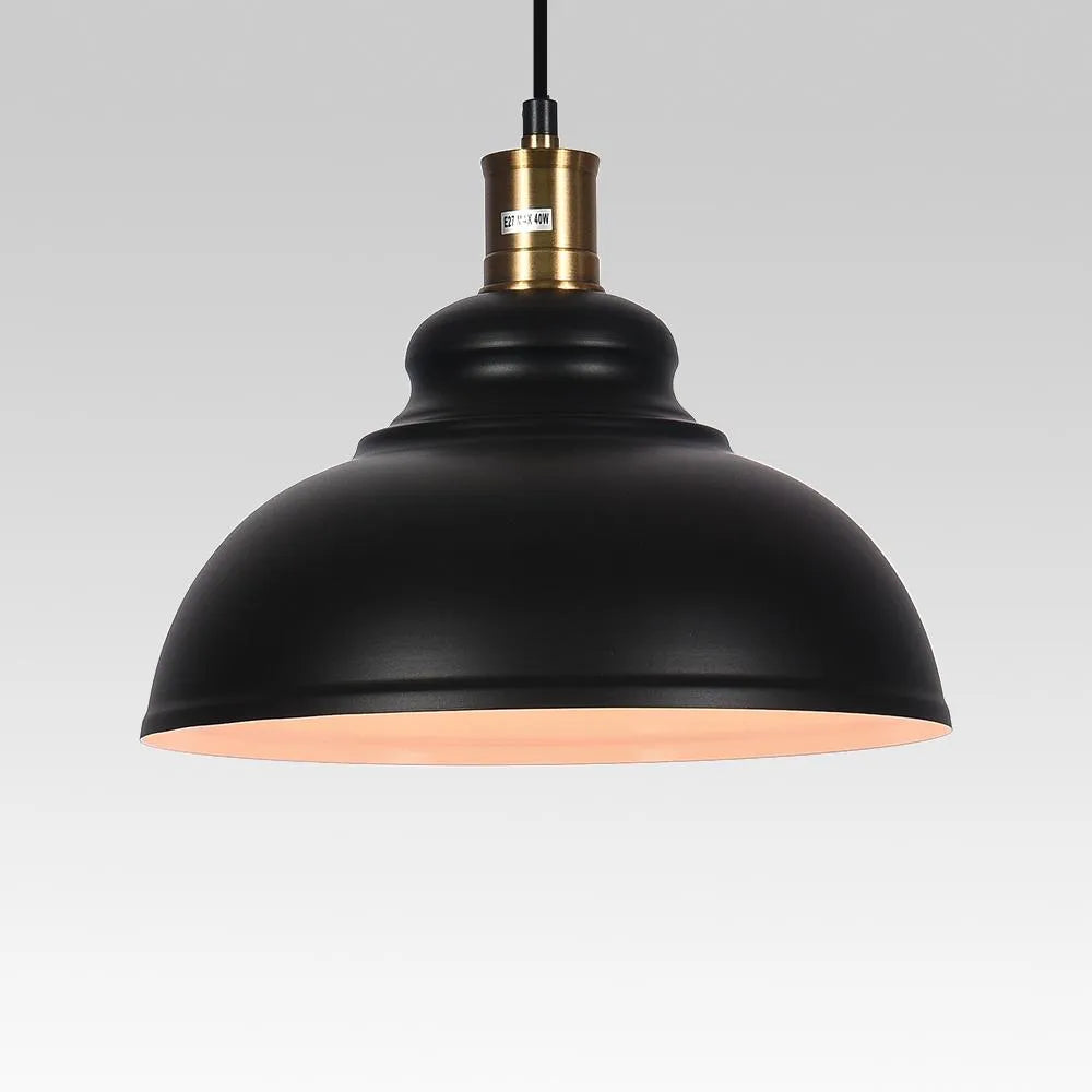 Lámpara colgante con pantalla de cúpula de metal negro y detalles de latón
