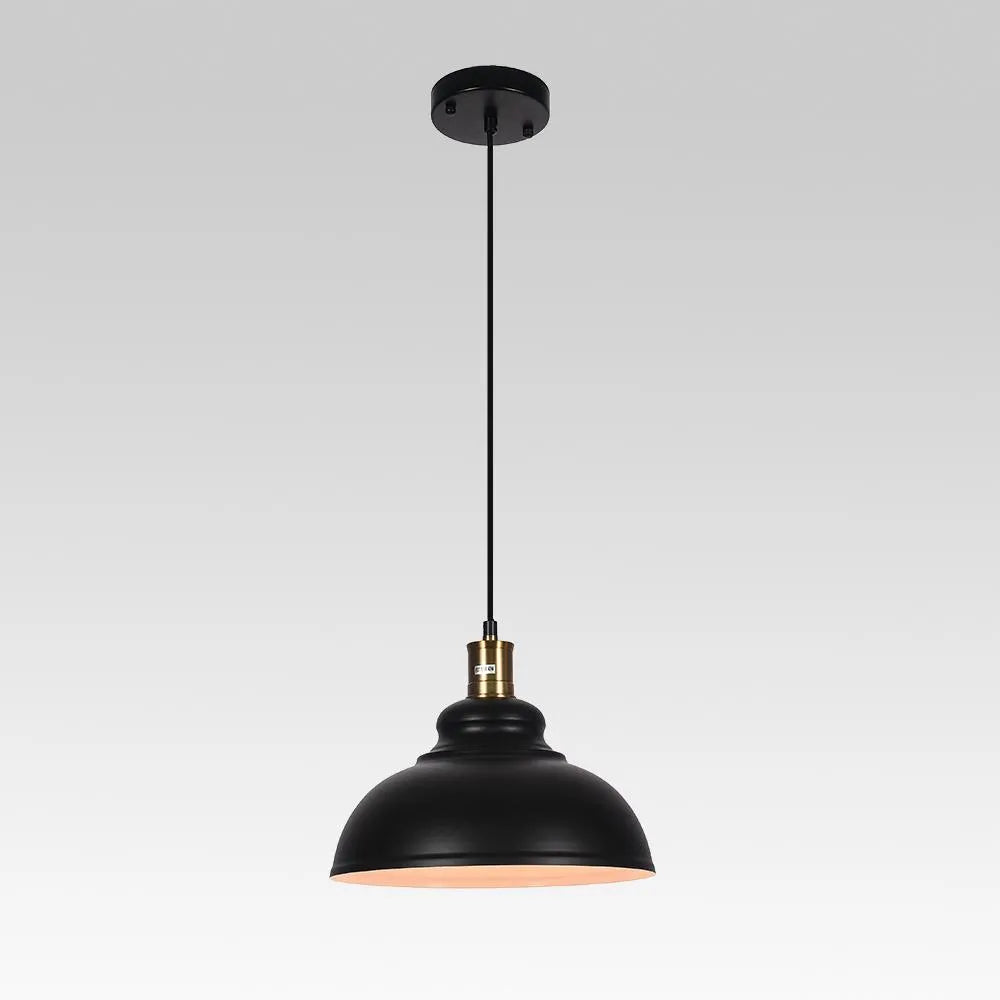 Lámpara colgante con pantalla de cúpula de metal negro y detalles de latón