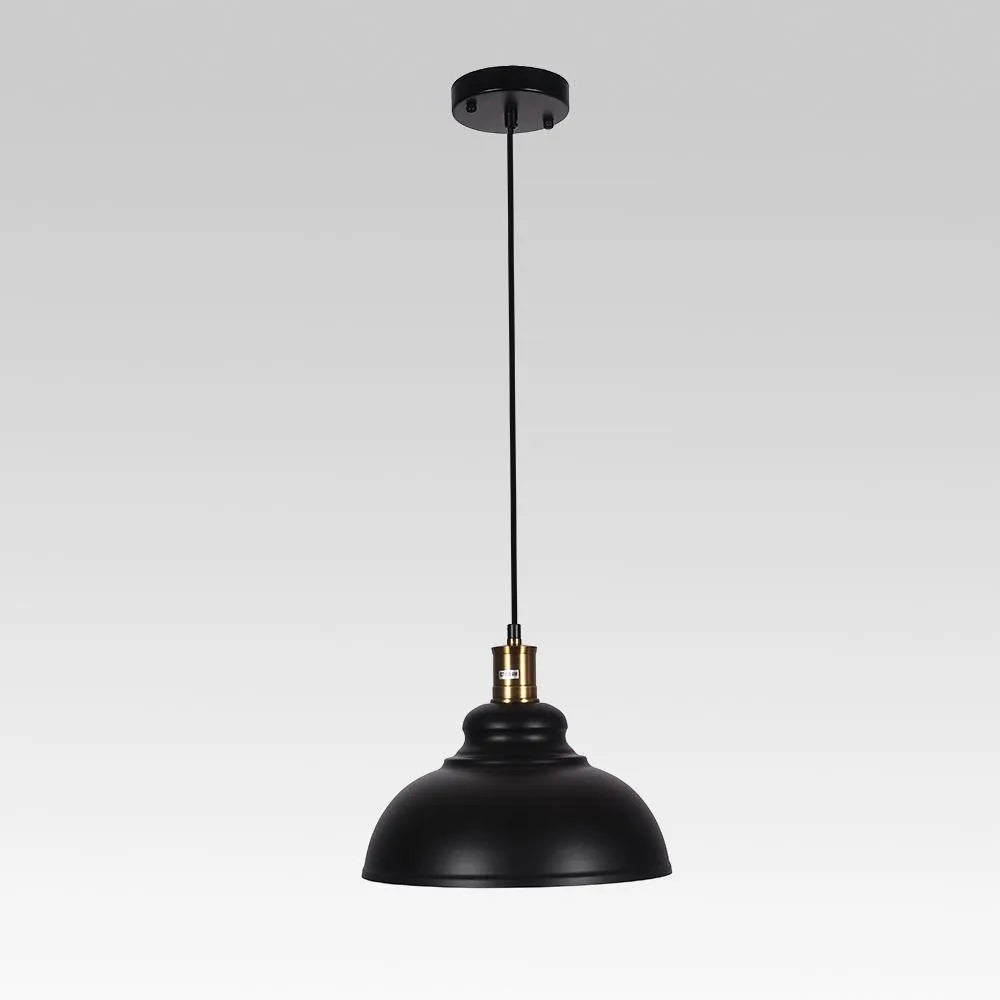 Lámpara colgante con pantalla de cúpula de metal negro y detalles de latón
