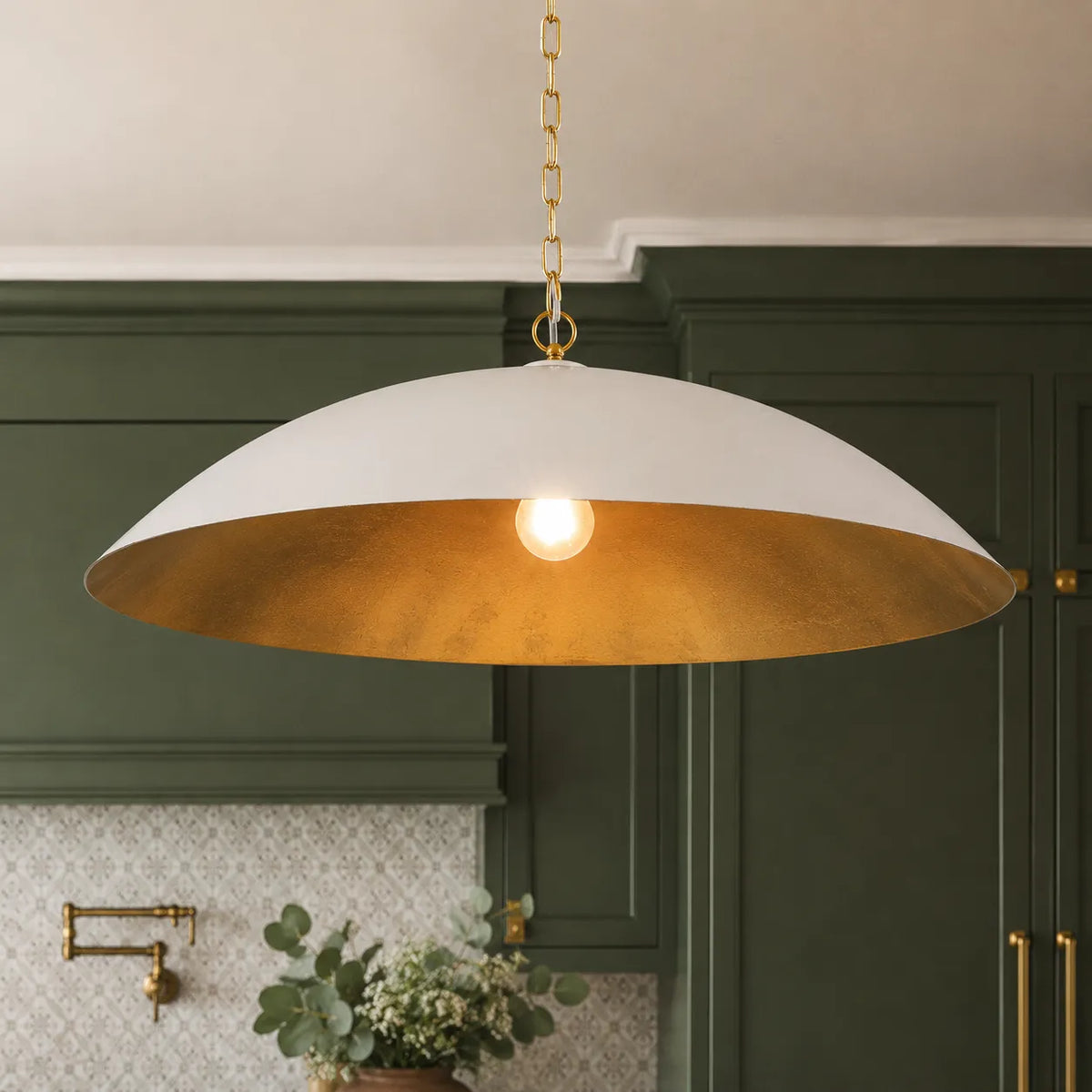 Suspension avec grand abat-jour en dôme et intérieur doublé d’or