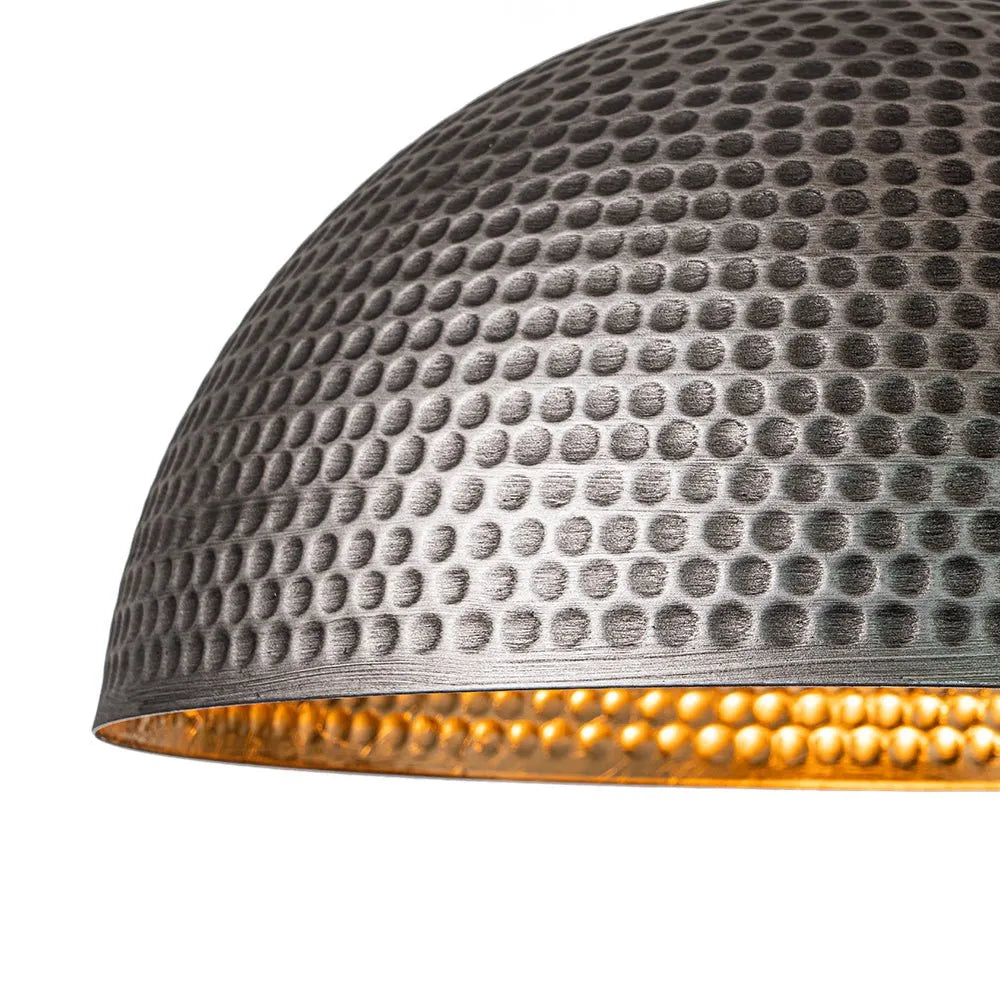 Lampada a sospensione Calix industriale con cupola in metallo martellato