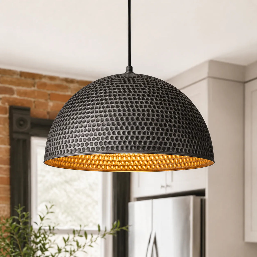 Lampada a sospensione Calix industriale con cupola in metallo martellato