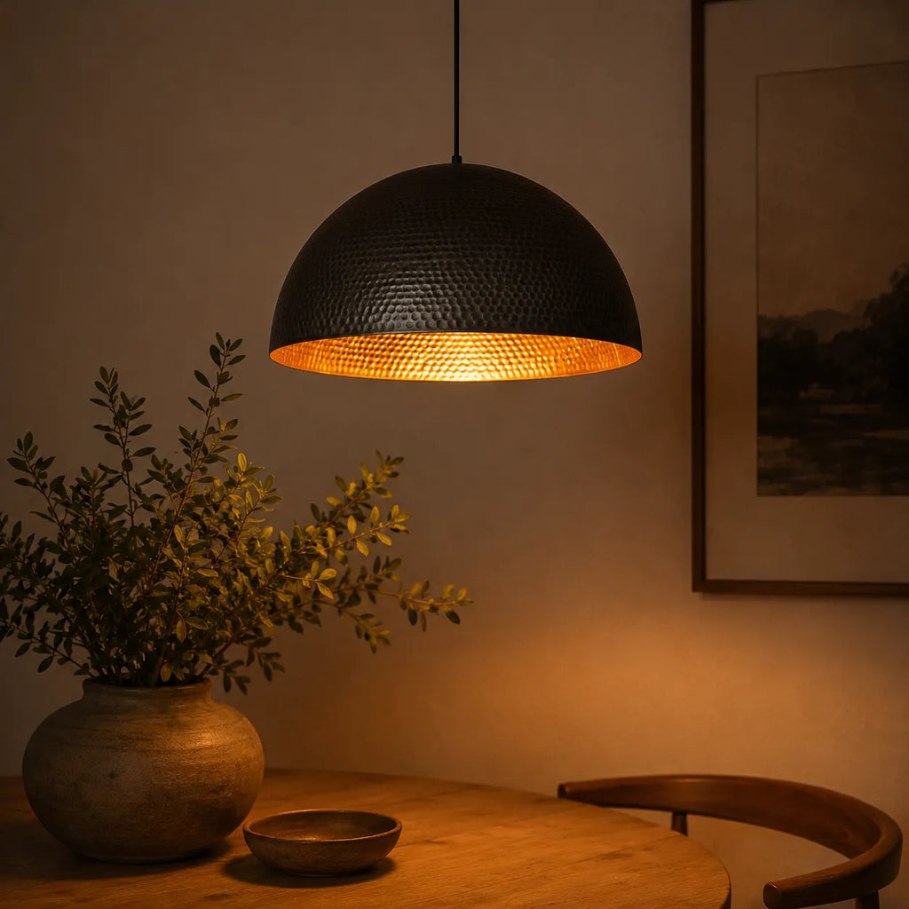Lampada a sospensione Calix industriale con cupola in metallo martellato