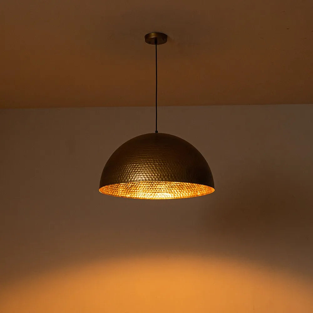 Lampada a sospensione Calix industriale con cupola in metallo martellato