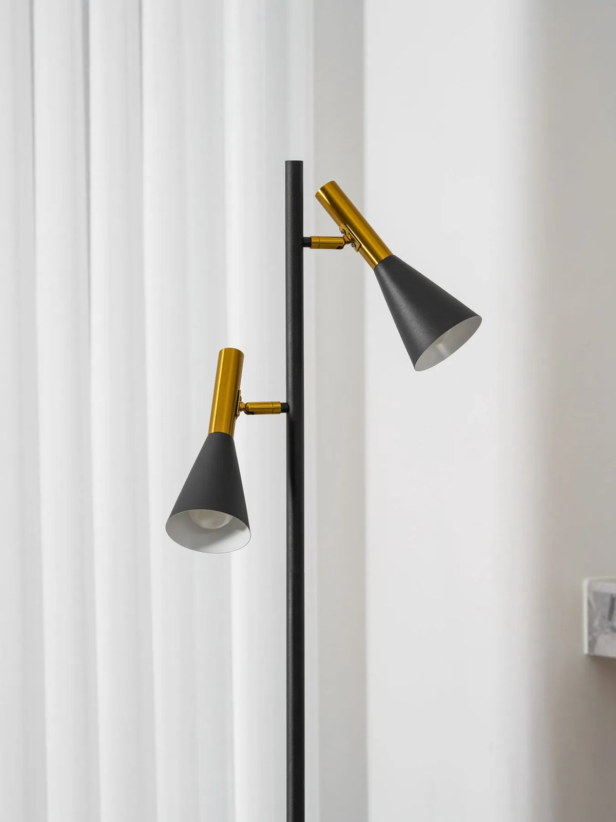 Lampadaire avec abat-jour orientable réglable, base en marbre et design nordique moderne