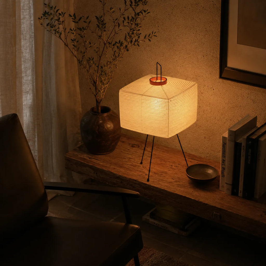 Lampadaire avec globe sculptural en papier de riz et design moderne minimaliste