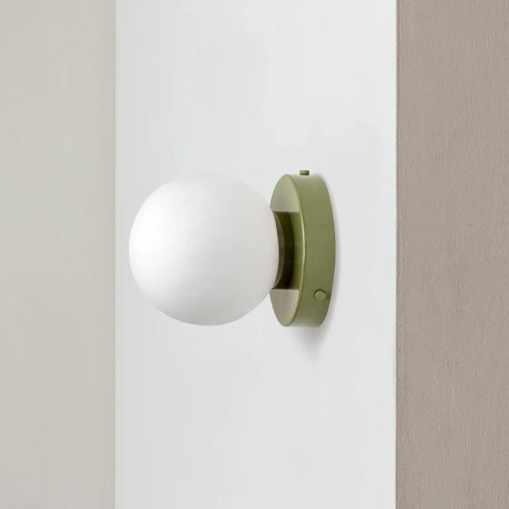 Wandleuchte mit mattierter Glaskugel und Metallrückplatte zur Wand- oder Deckenmontage