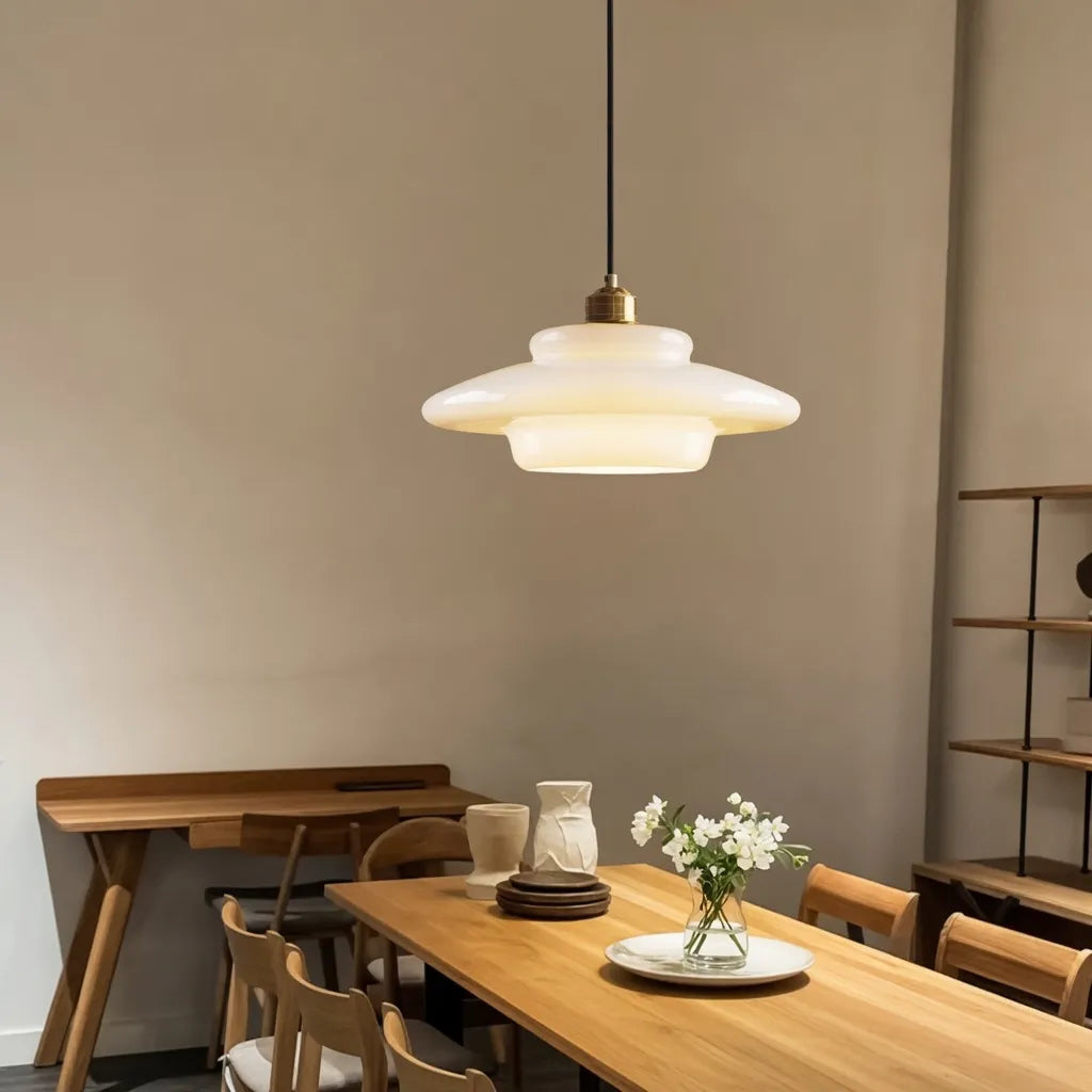 Luminaire suspendu avec verre opalin à plusieurs couches et douce lumière d’ambiance
