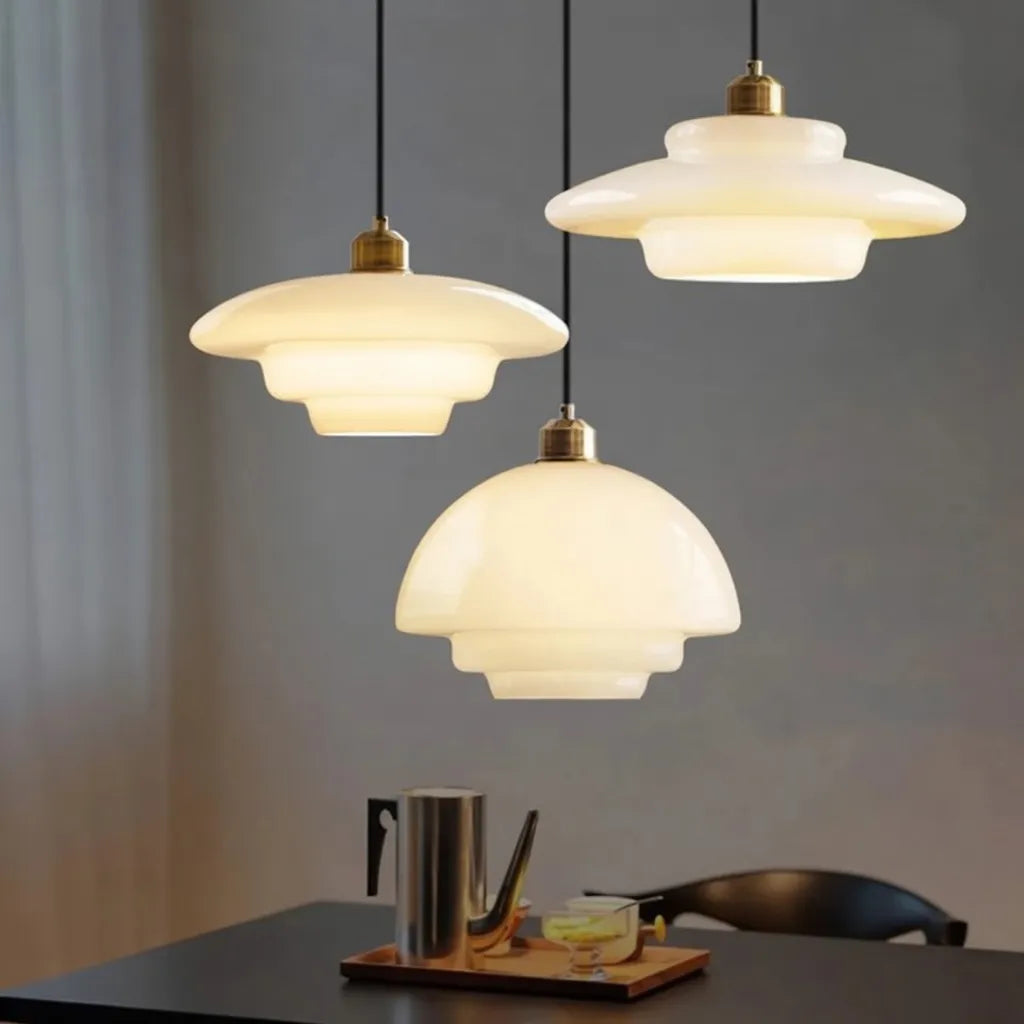 Luminaire suspendu avec verre opalin à plusieurs couches et douce lumière d’ambiance