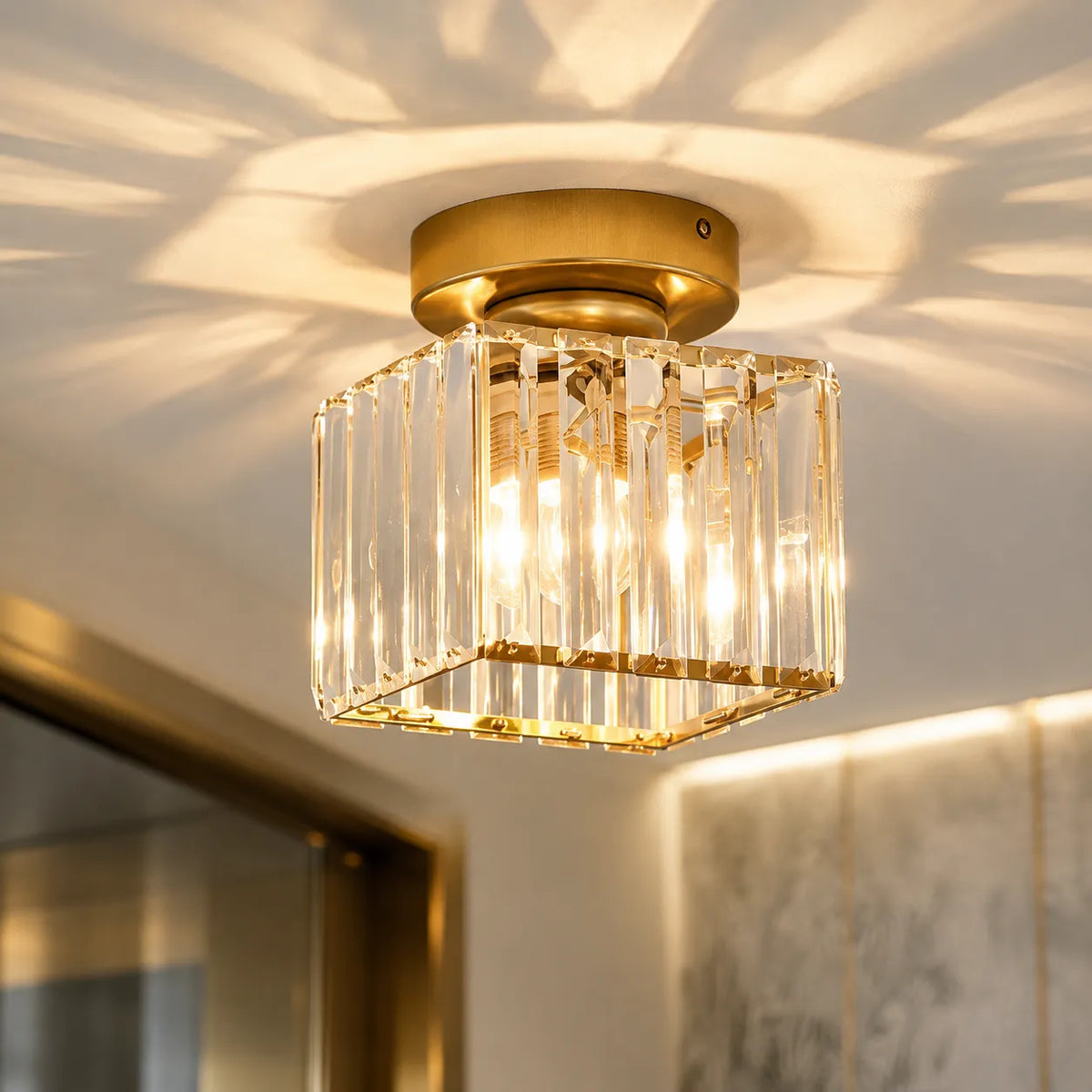Plafonnier Lunara moderne semi-affleurant en laiton et cristal