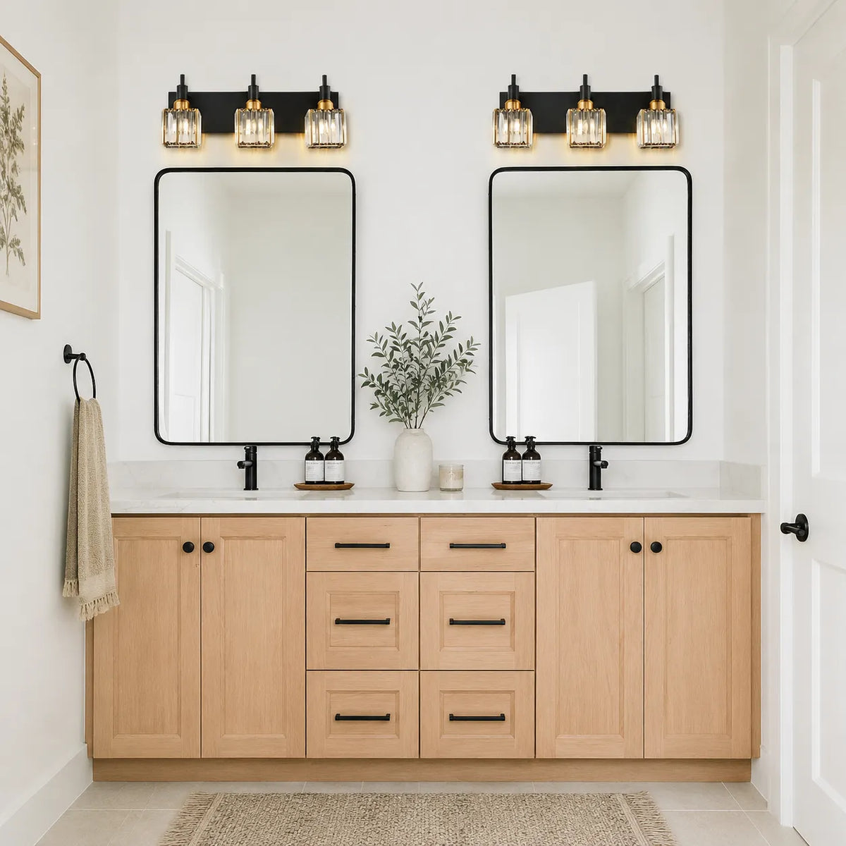 Badezimmer-Spiegelleuchte mit facettiertem Kristall und Metalldetails