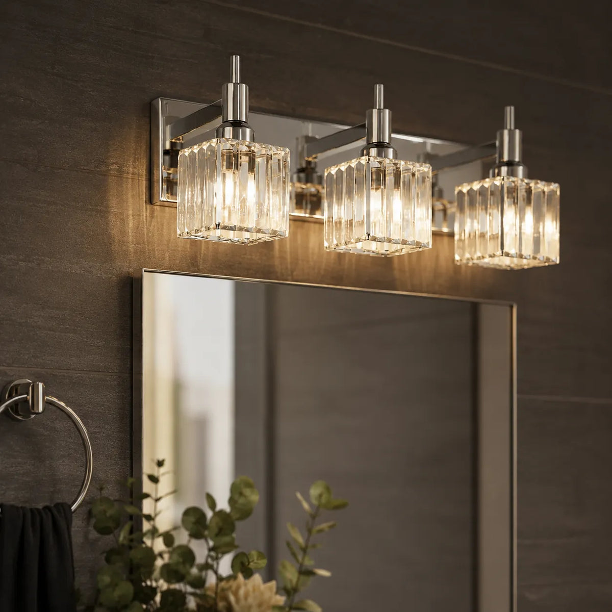 Badezimmer-Spiegelleuchte mit facettiertem Kristall und Metalldetails